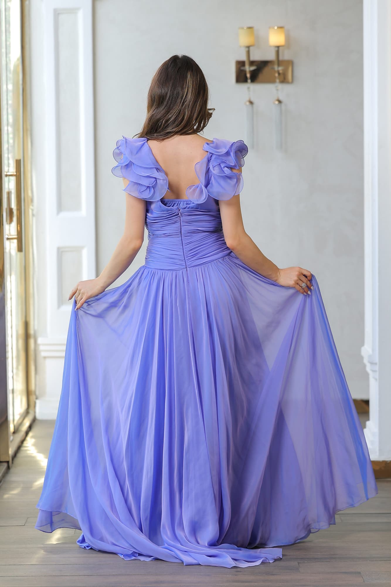 فستان سهرة بكشكش على الكتف والجوانب