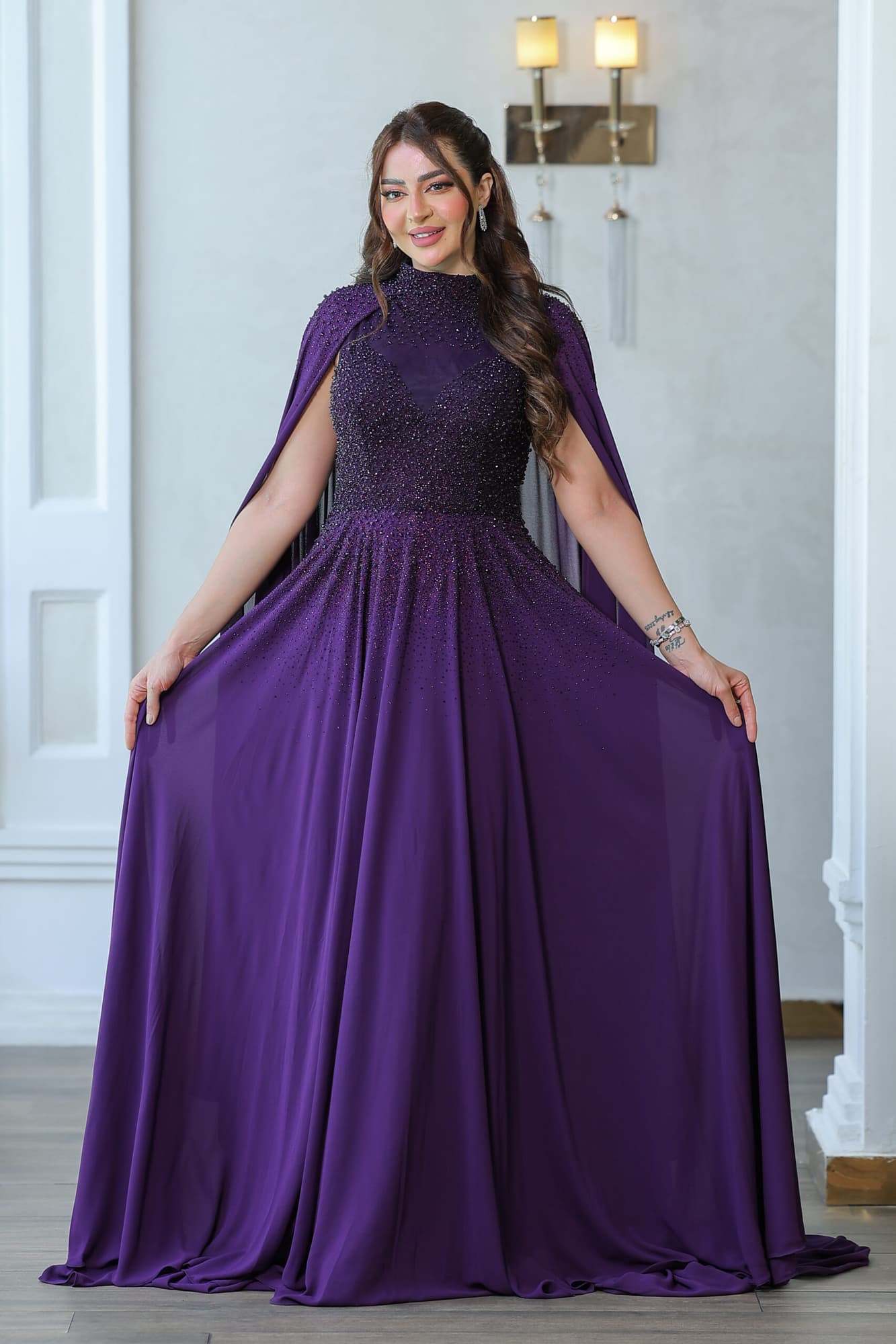 فستان سهرة باكمام كيب مزين بالخرز على الصدر