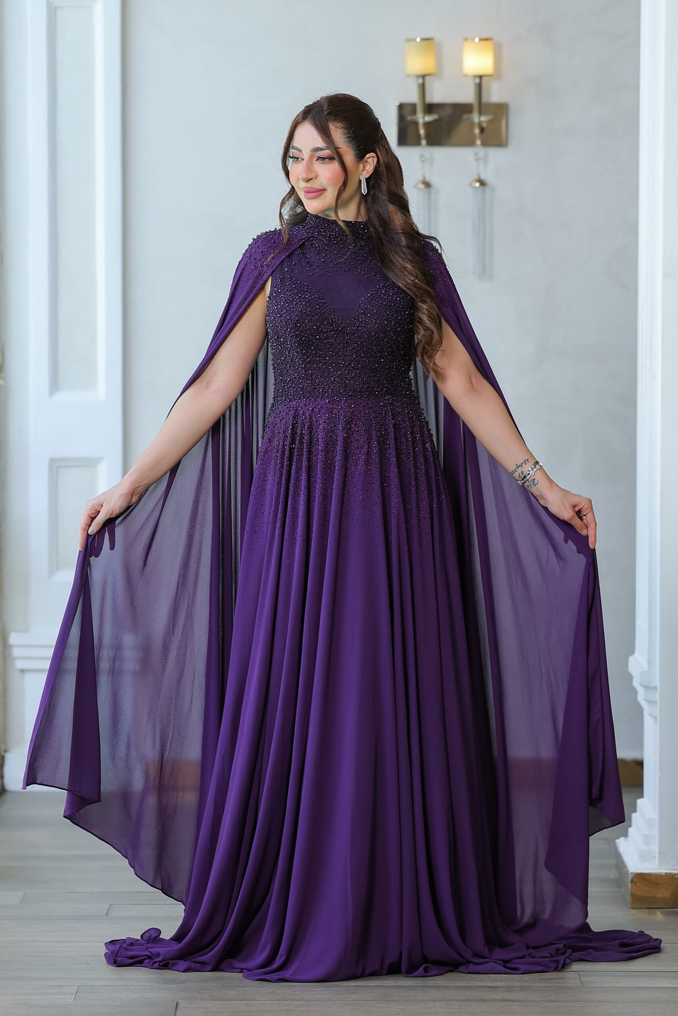 فستان سهرة باكمام كيب مزين بالخرز على الصدر