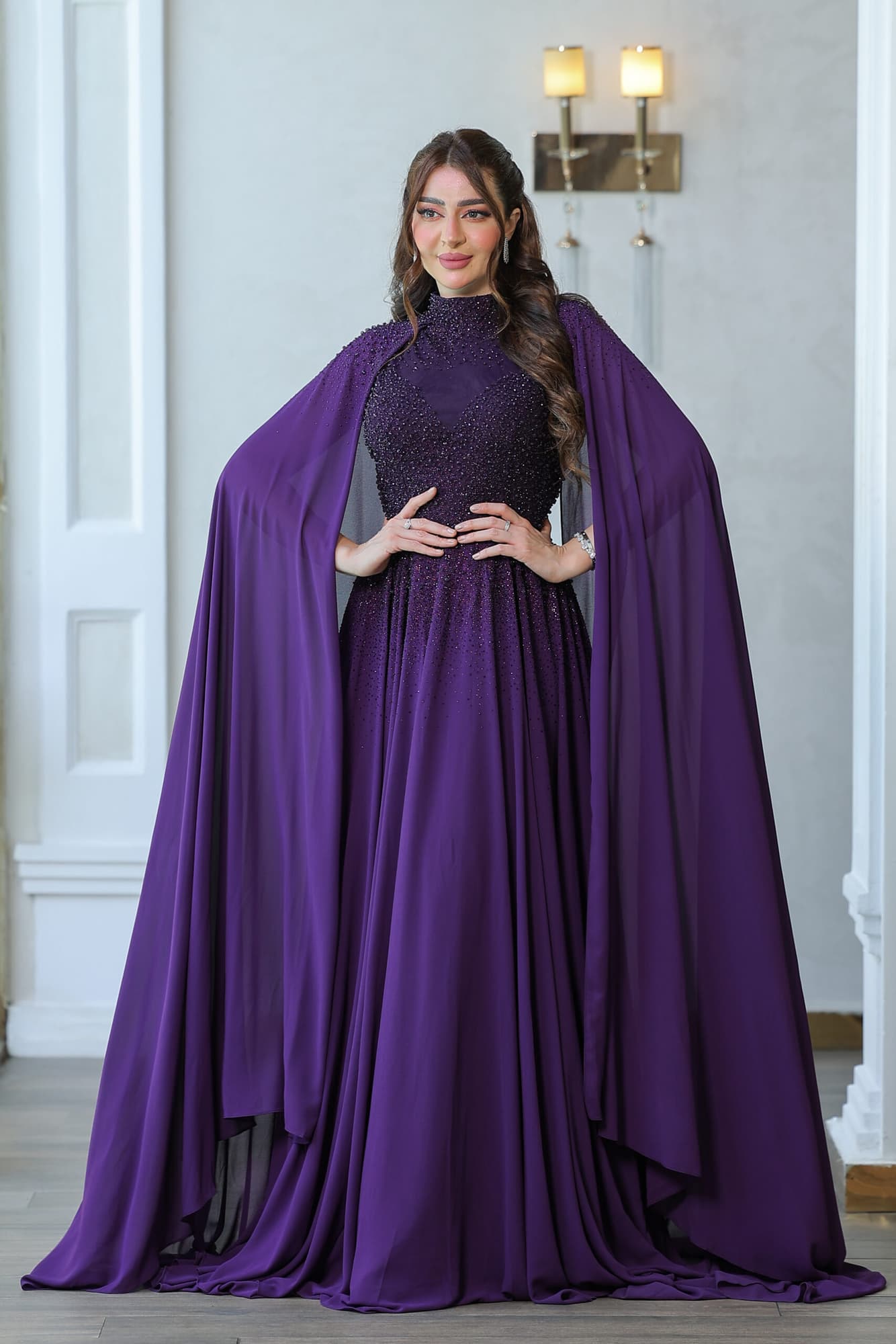 فستان سهرة باكمام كيب مزين بالخرز على الصدر