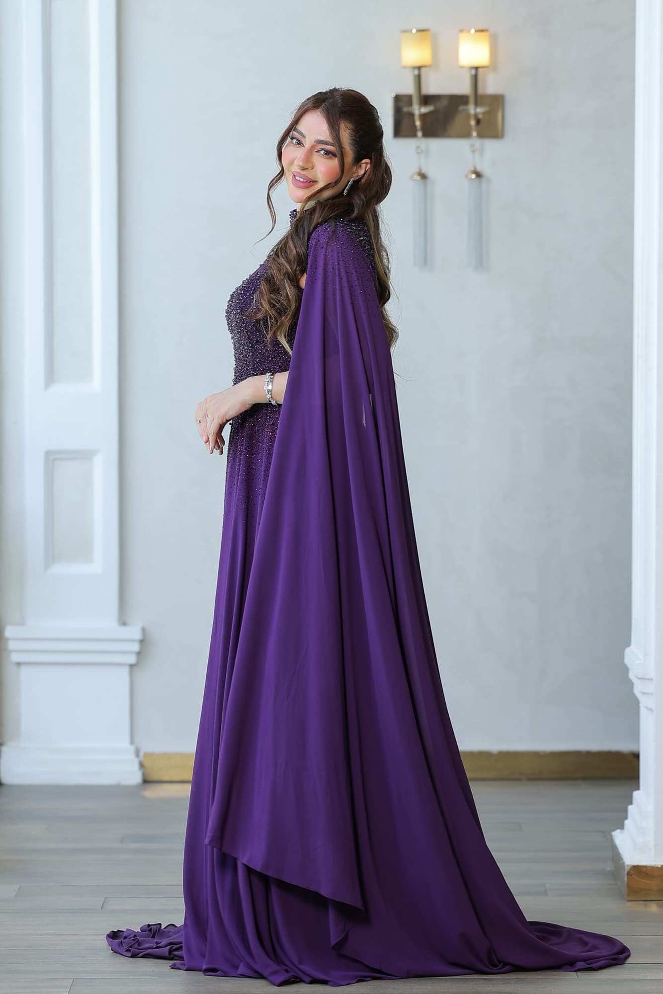 فستان سهرة باكمام كيب مزين بالخرز على الصدر