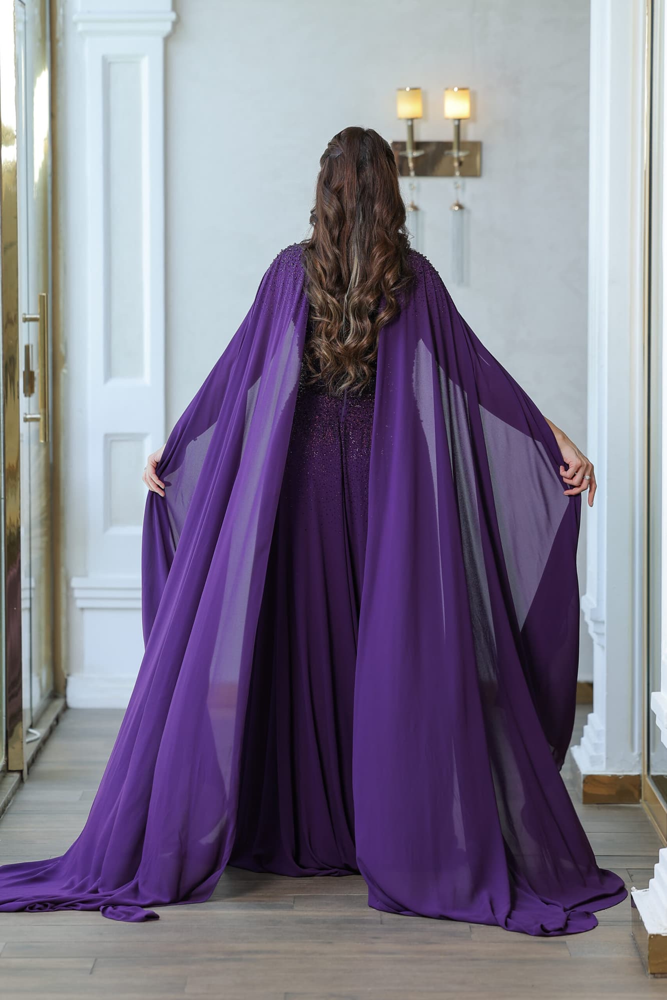 فستان سهرة باكمام كيب مزين بالخرز على الصدر