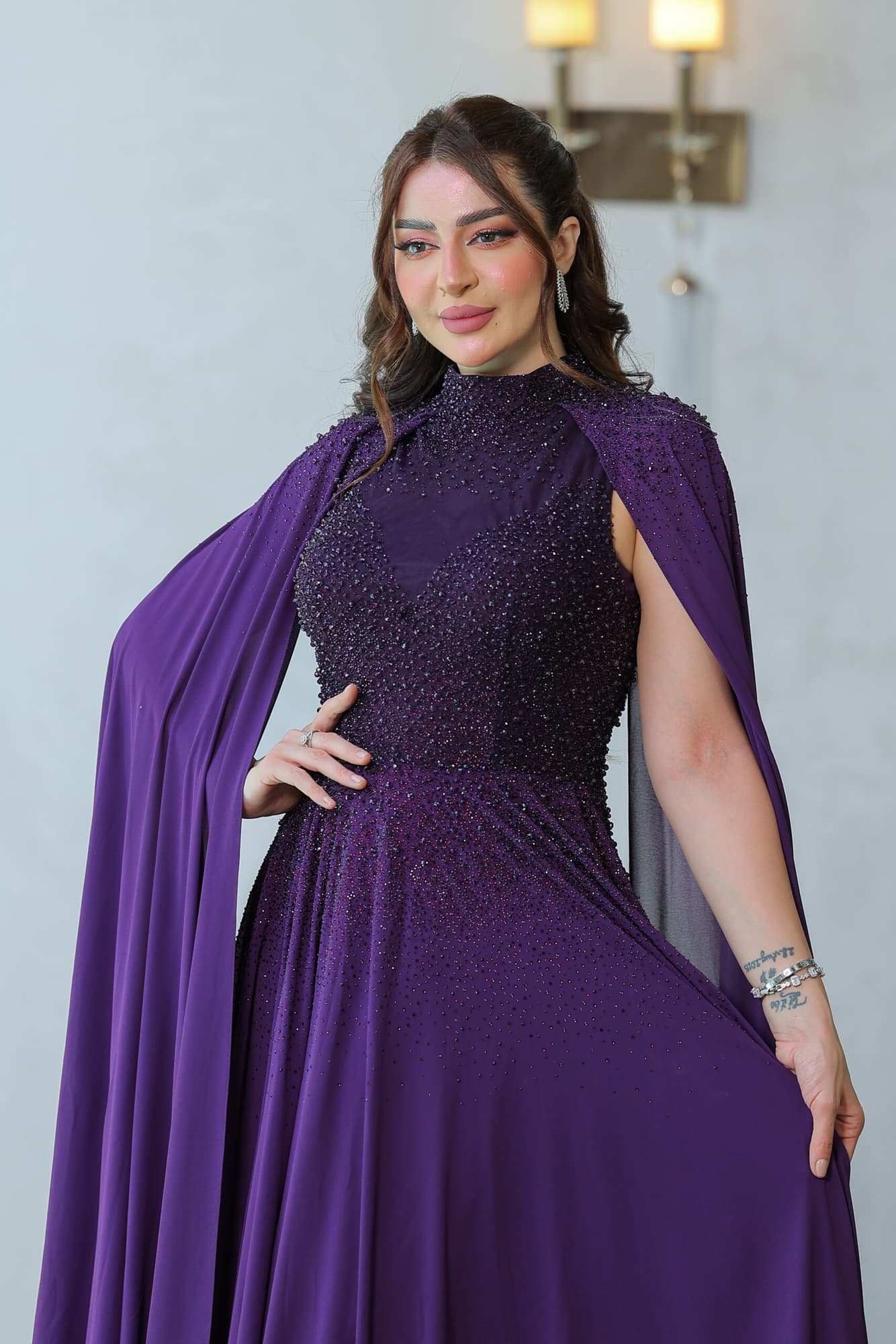 فستان سهرة باكمام كيب مزين بالخرز على الصدر