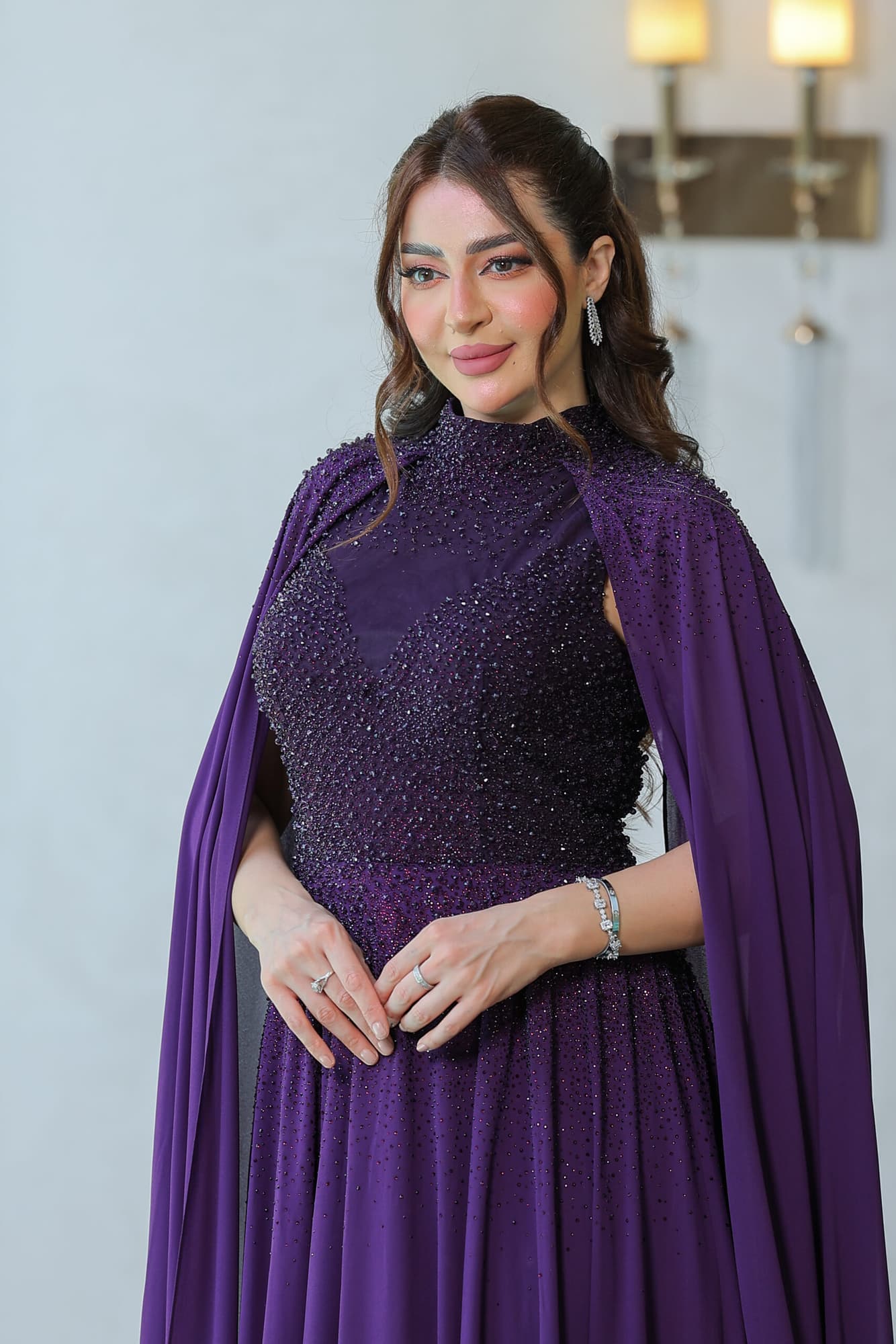 فستان سهرة باكمام كيب مزين بالخرز على الصدر