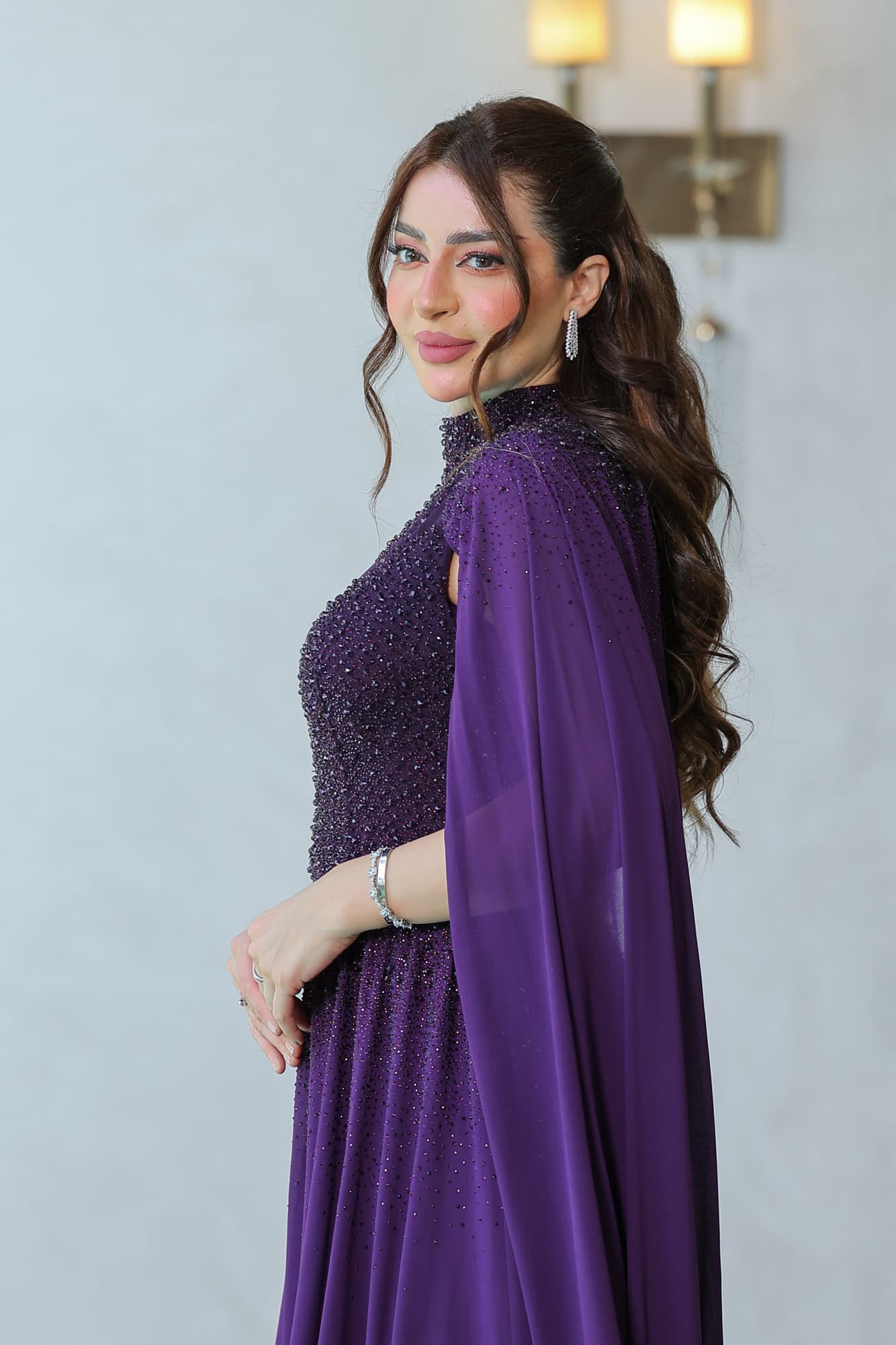 فستان سهرة باكمام كيب مزين بالخرز على الصدر