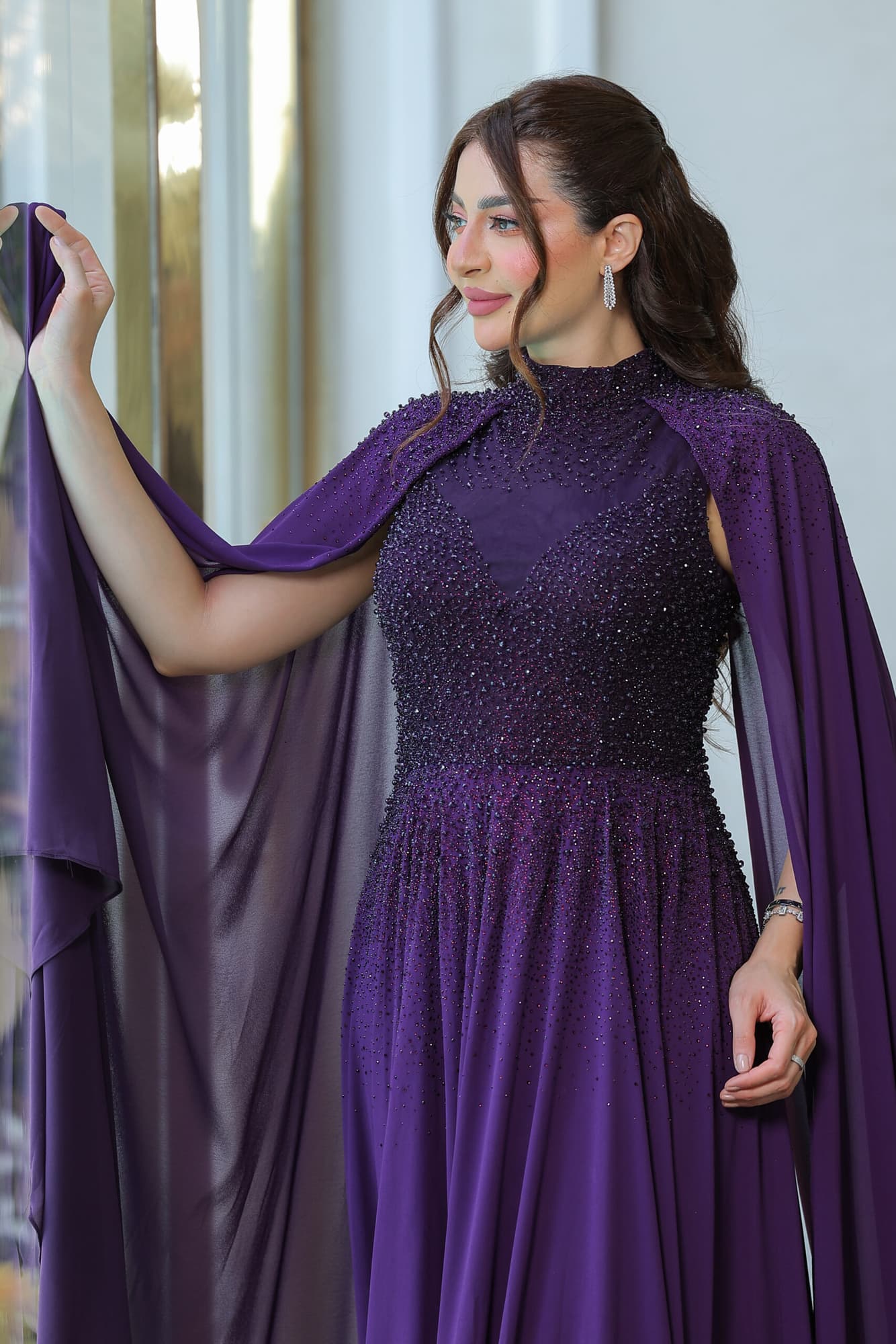 فستان سهرة باكمام كيب مزين بالخرز على الصدر