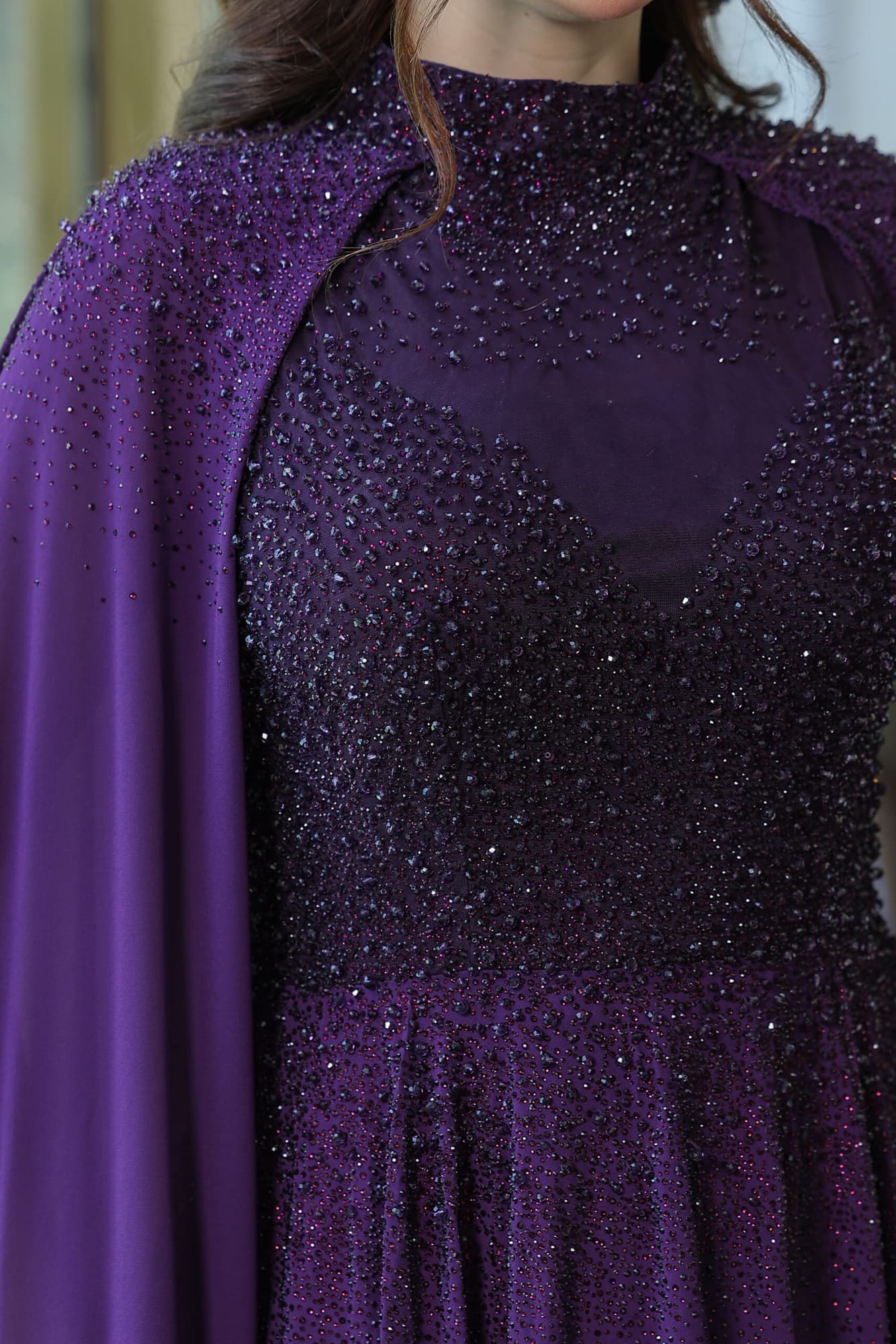 فستان سهرة باكمام كيب مزين بالخرز على الصدر