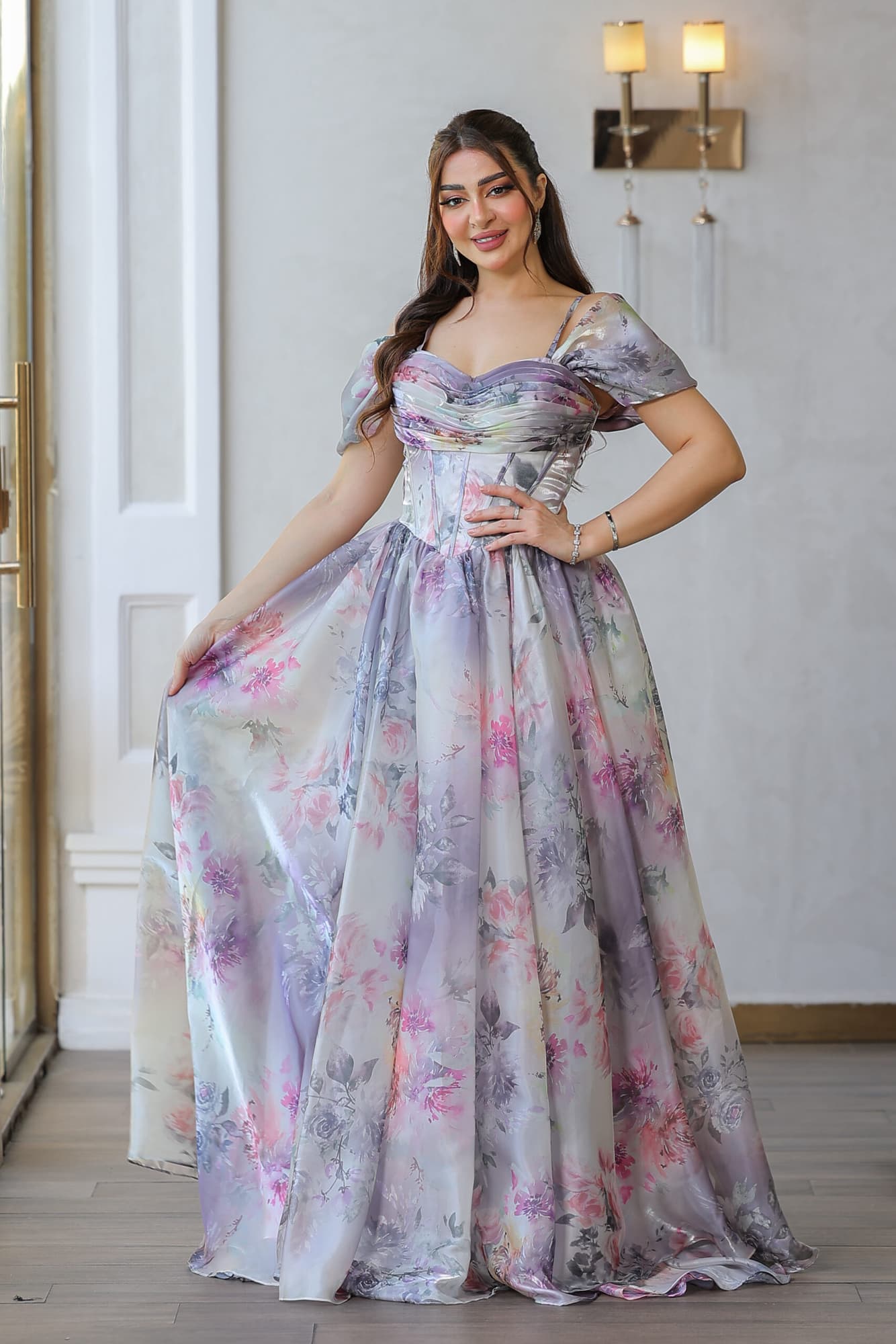 فستان سهرة بطباعه ورود باكمام منخفضة