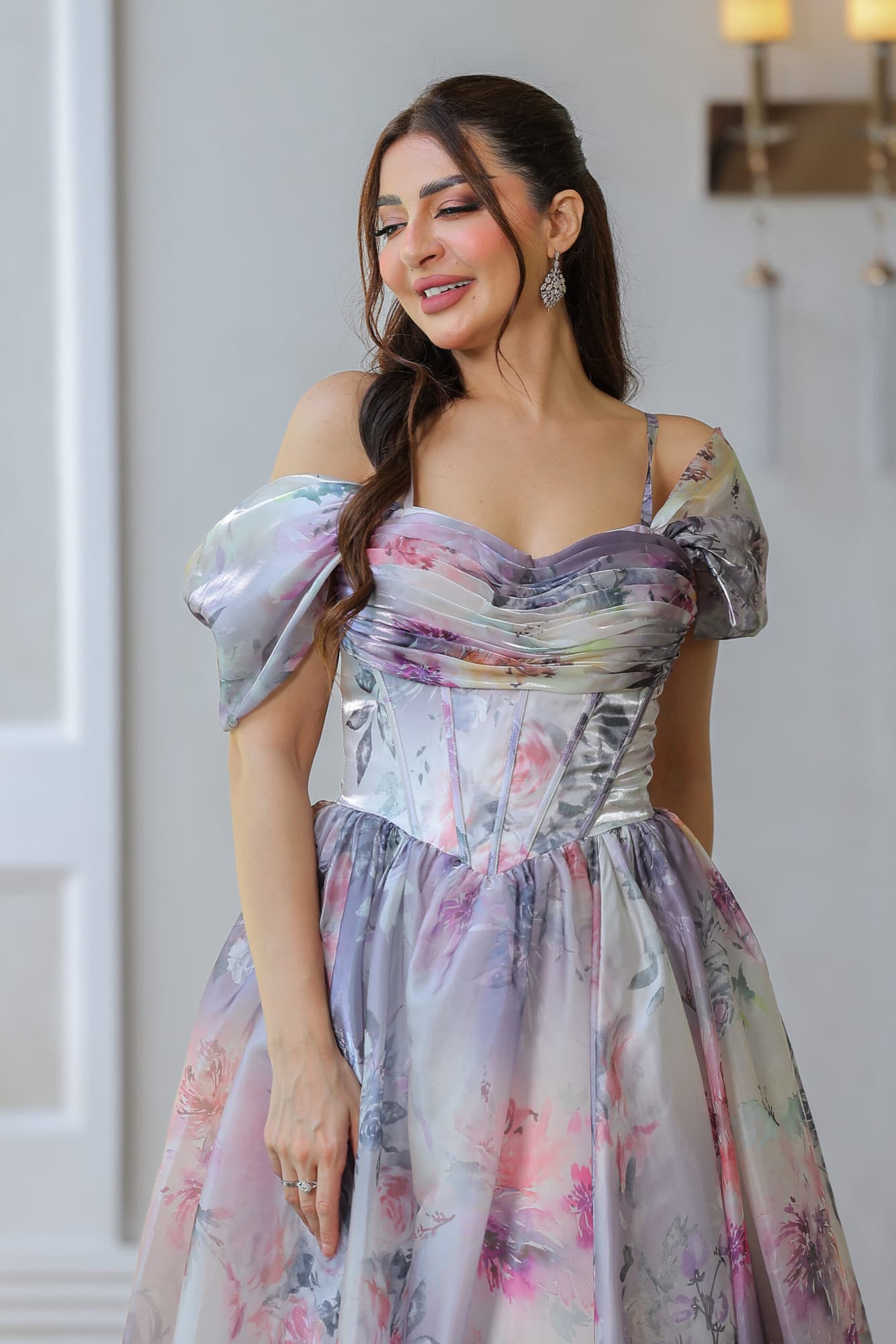 فستان سهرة بطباعه ورود باكمام منخفضة