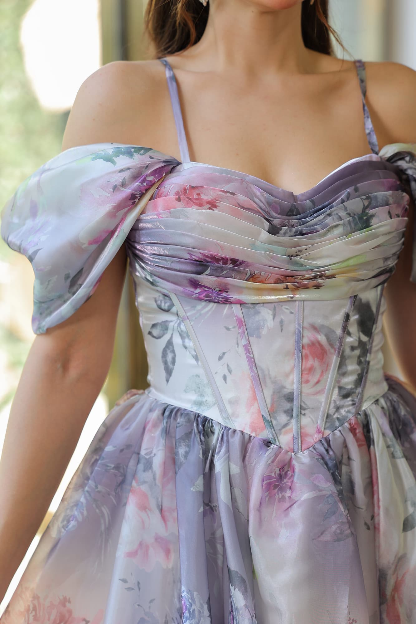 فستان سهرة بطباعه ورود باكمام منخفضة