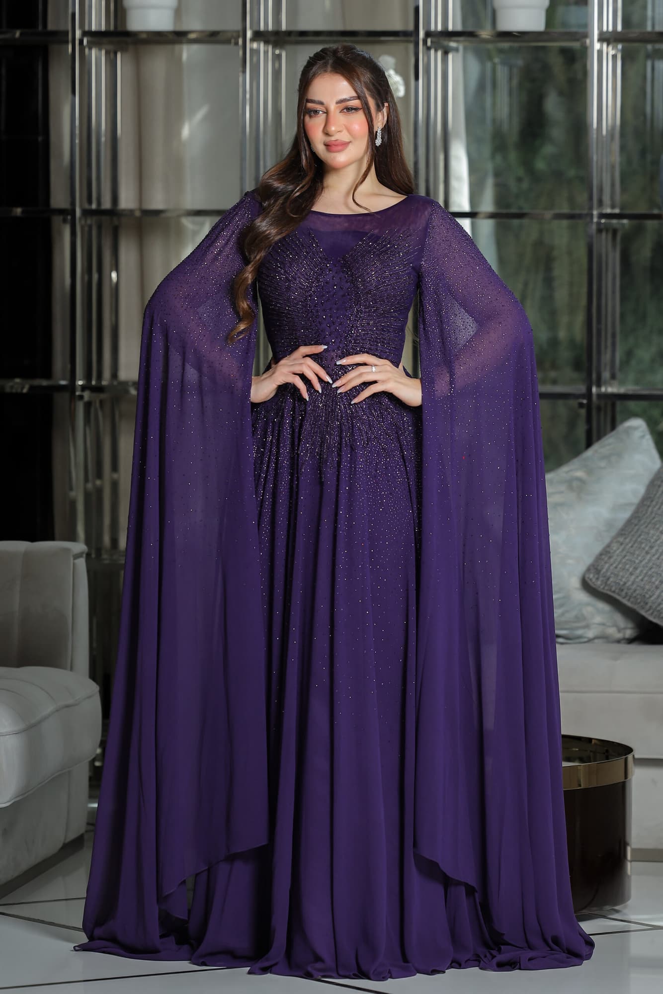 فستان سهرة بتصميم أنيق من خامة الشيفون مزين بفصوص