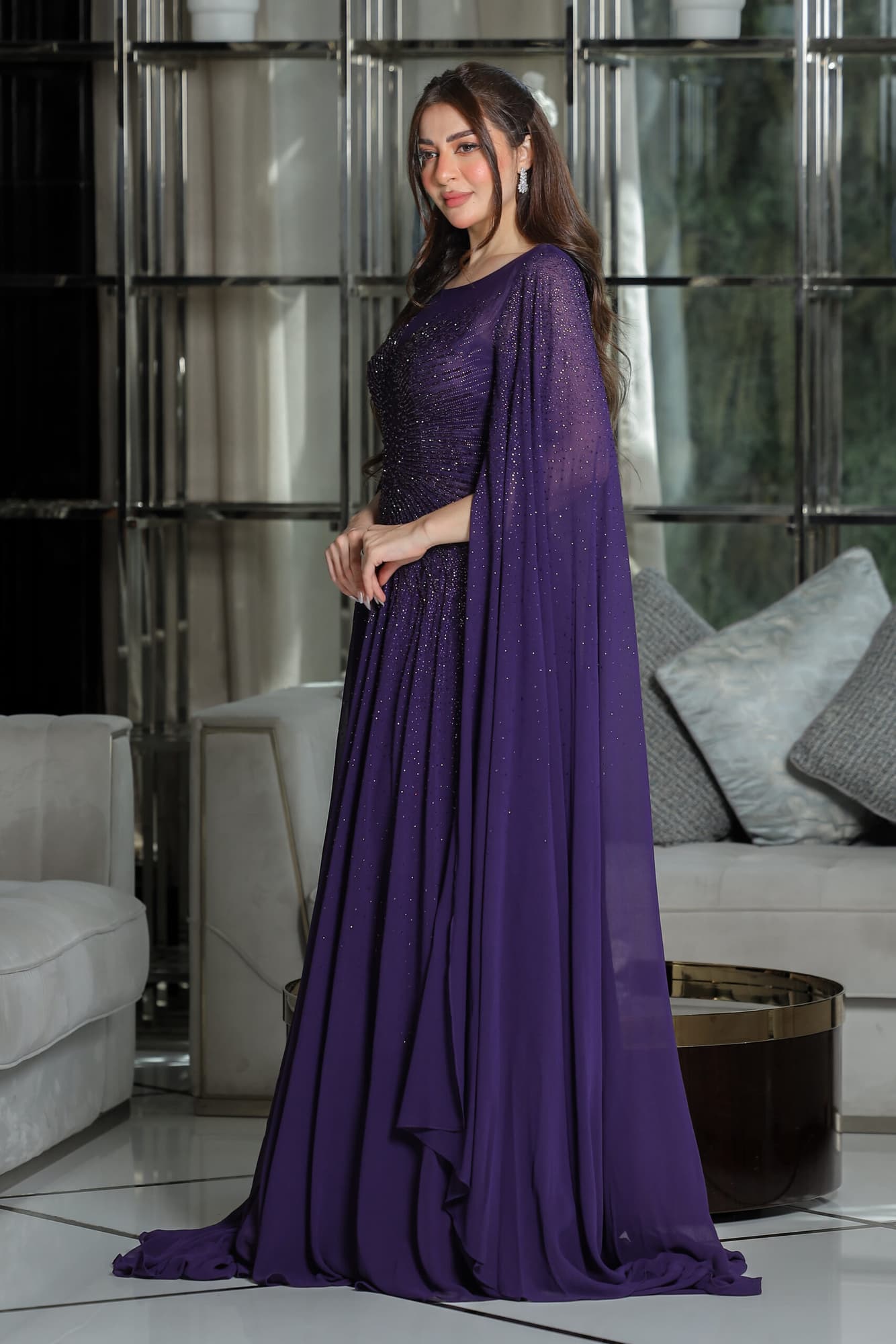 فستان سهرة بتصميم أنيق من خامة الشيفون مزين بفصوص