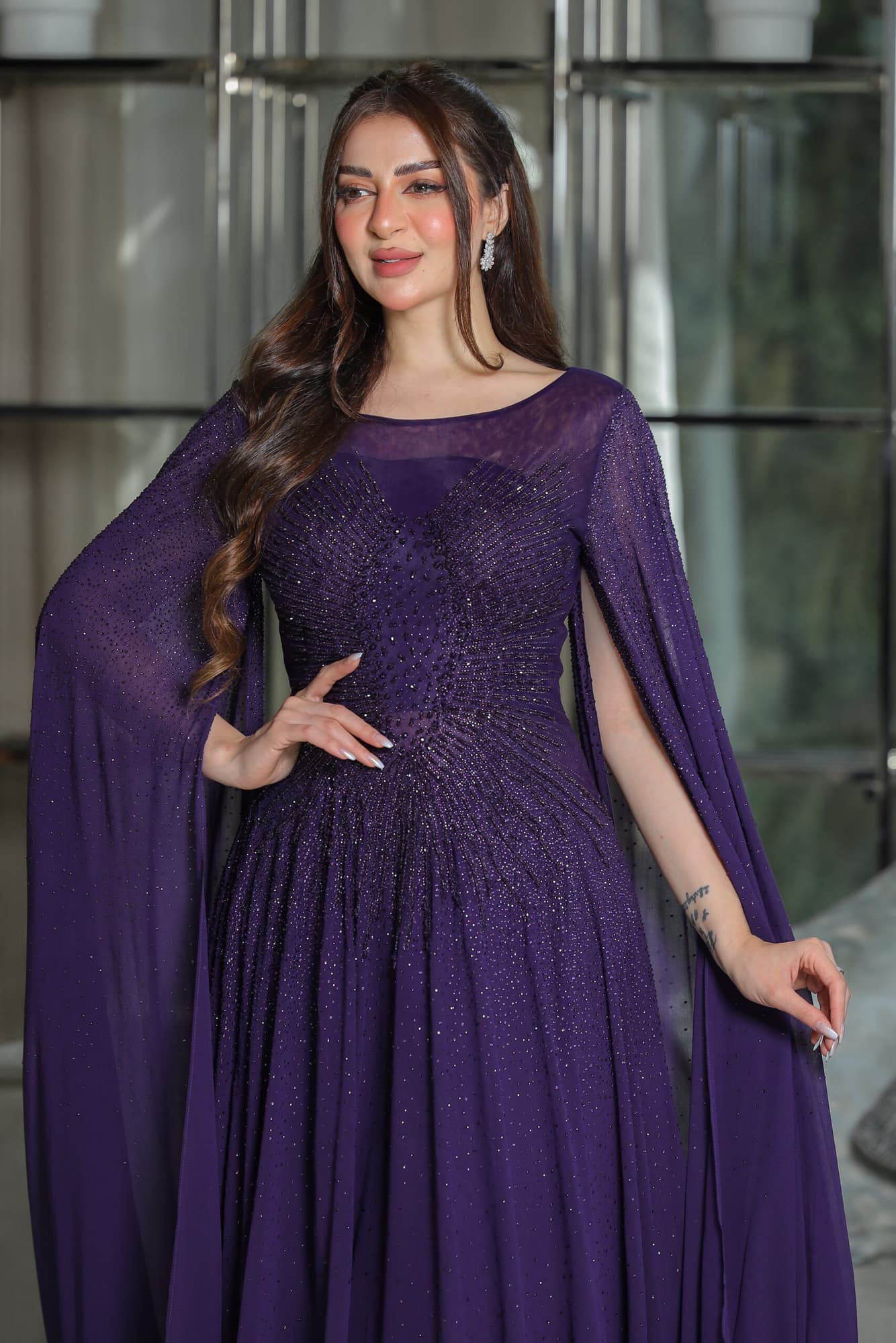 فستان سهرة بتصميم أنيق من خامة الشيفون مزين بفصوص