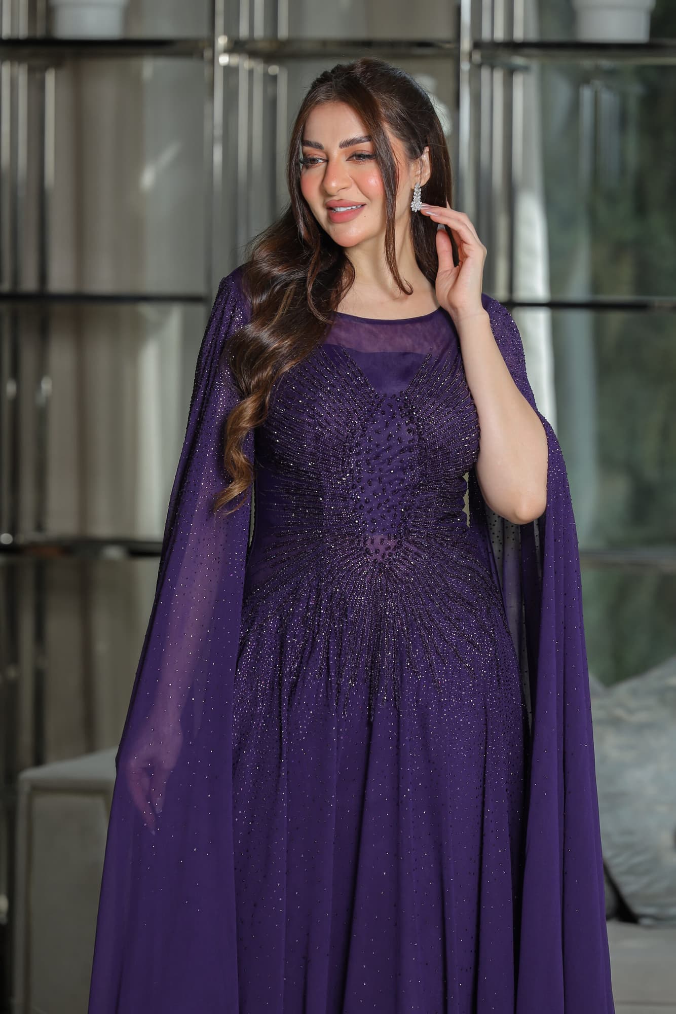 فستان سهرة بتصميم أنيق من خامة الشيفون مزين بفصوص