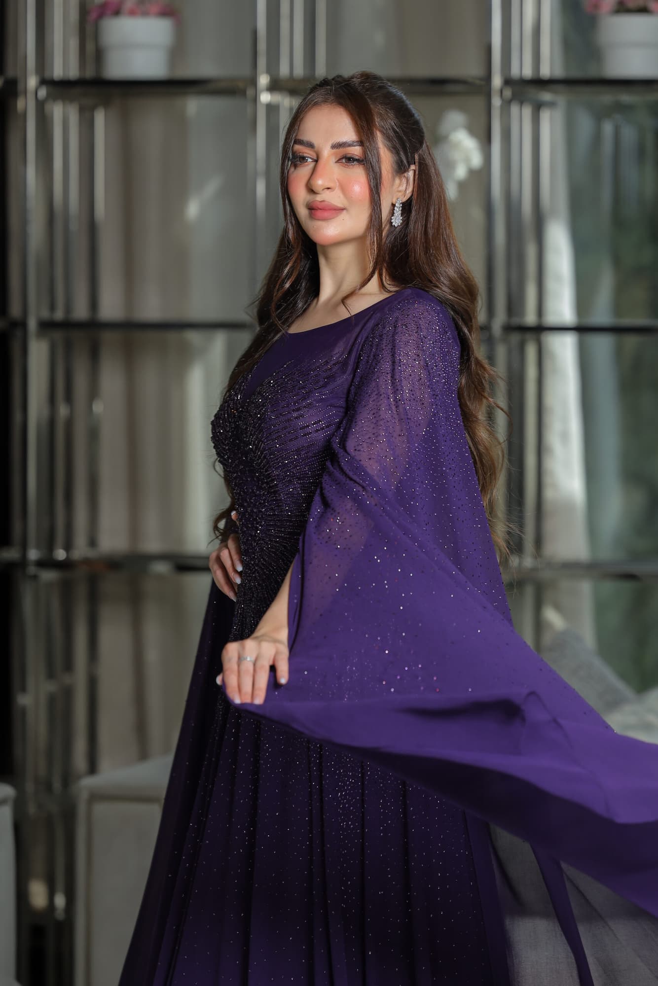 فستان سهرة بتصميم أنيق من خامة الشيفون مزين بفصوص