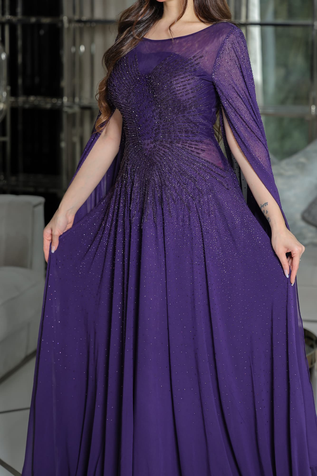 فستان سهرة بتصميم أنيق من خامة الشيفون مزين بفصوص