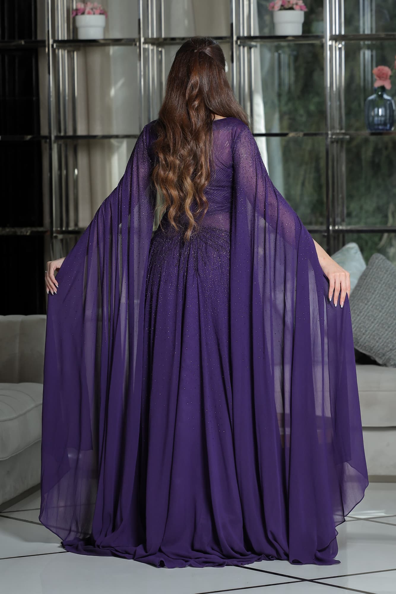 فستان سهرة بتصميم أنيق من خامة الشيفون مزين بفصوص