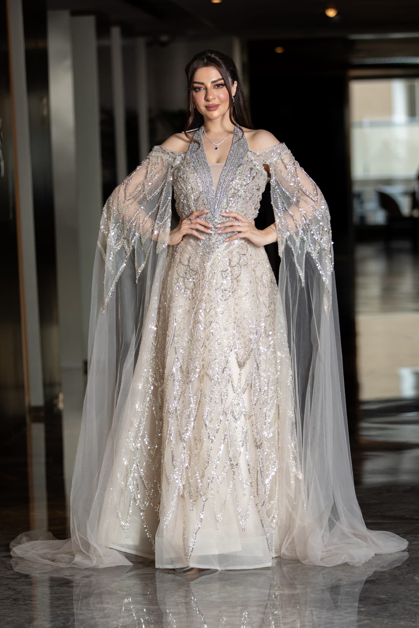 فستان سهره ملكي باكمام كيب مزخرف ومسكه رقبه