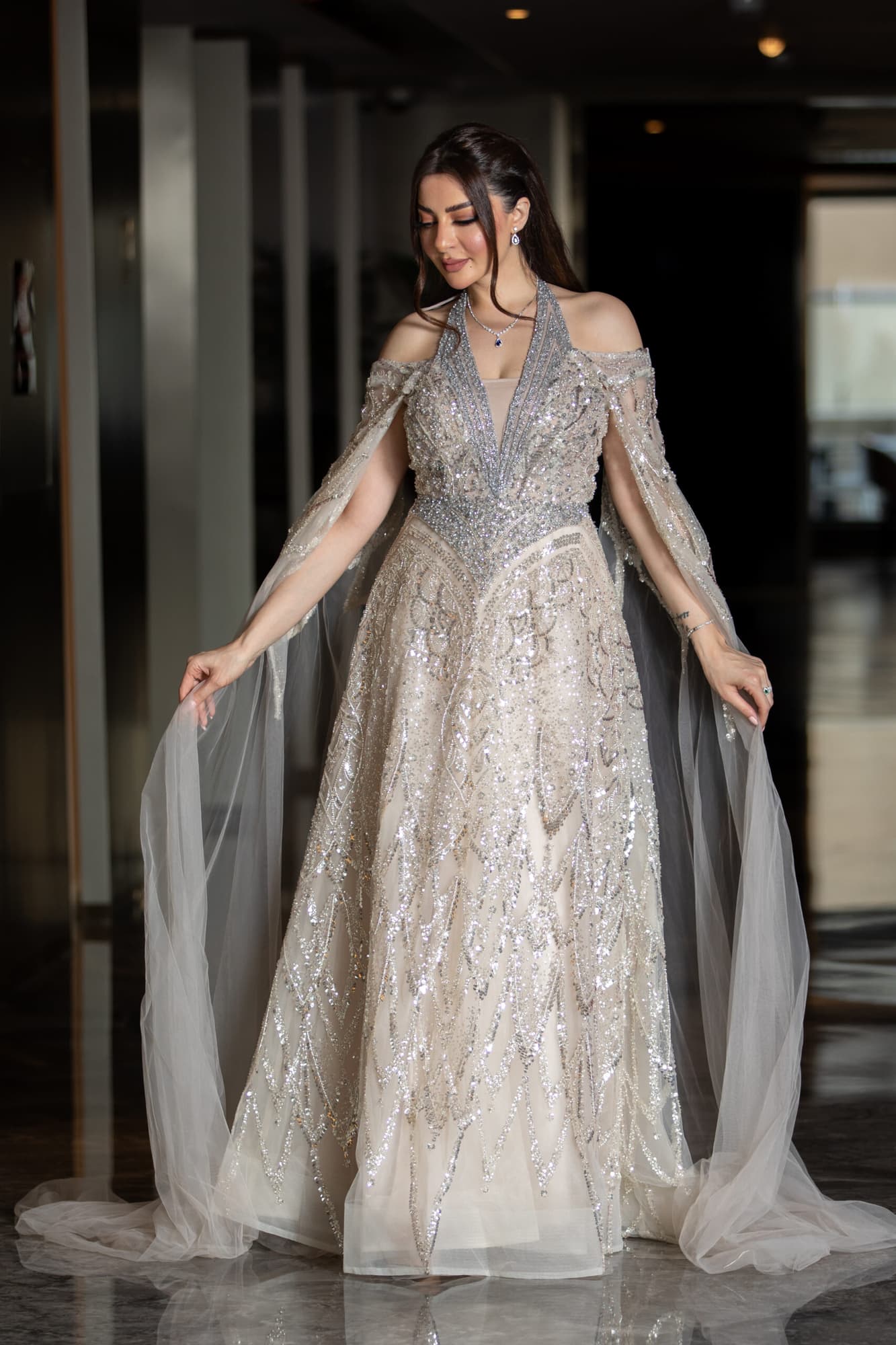 فستان سهره ملكي باكمام كيب مزخرف ومسكه رقبه