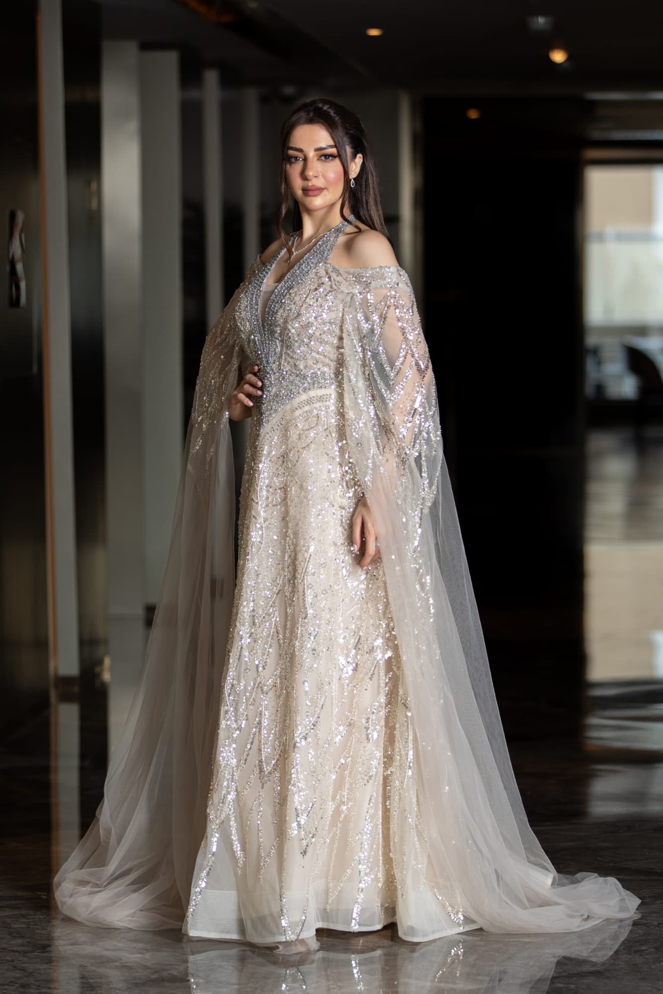 فستان سهره ملكي باكمام كيب مزخرف ومسكه رقبه