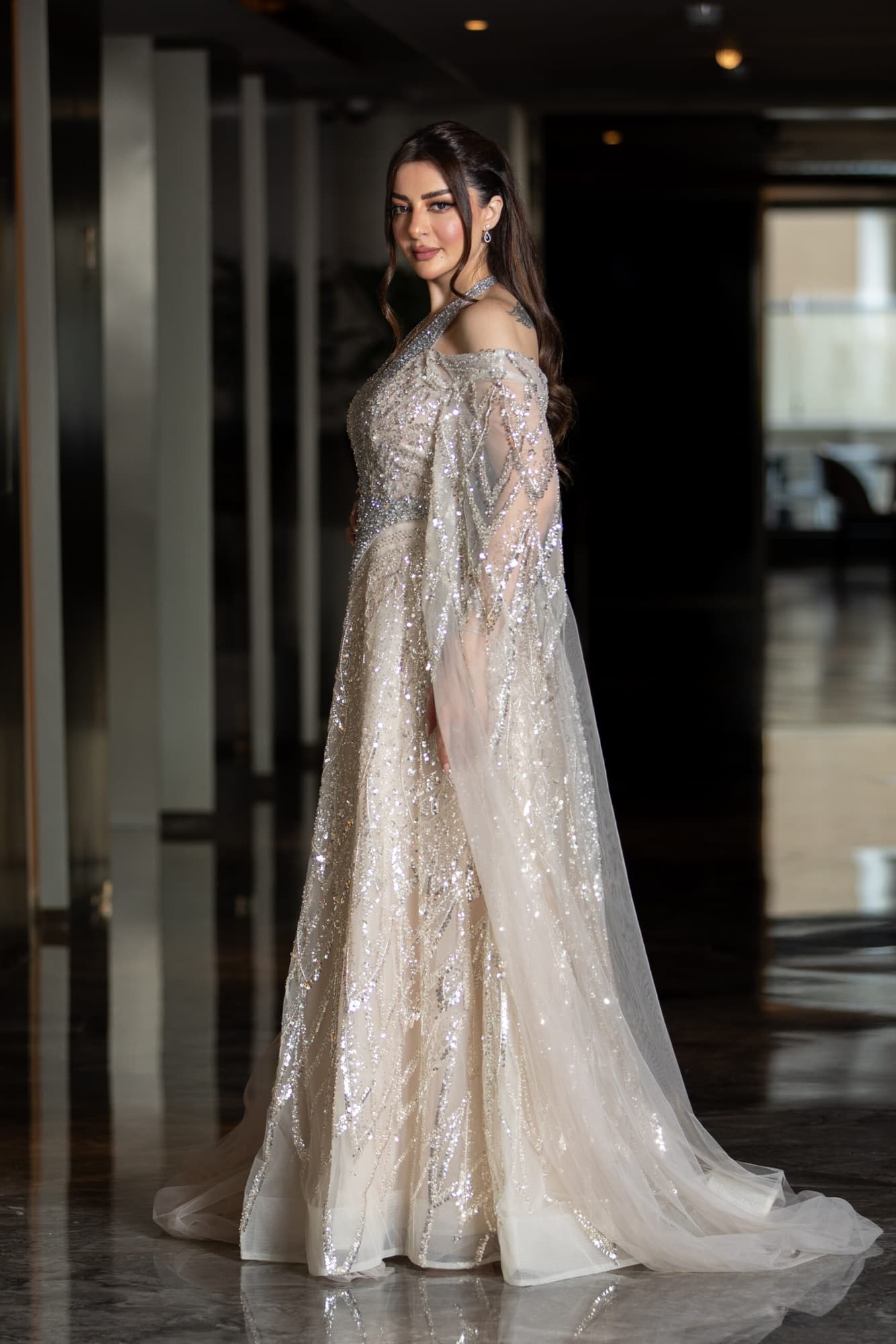 فستان سهره ملكي باكمام كيب مزخرف ومسكه رقبه