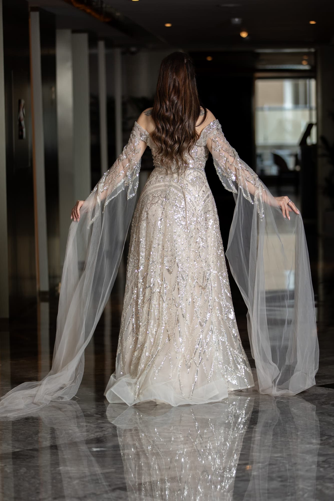 فستان سهره ملكي باكمام كيب مزخرف ومسكه رقبه