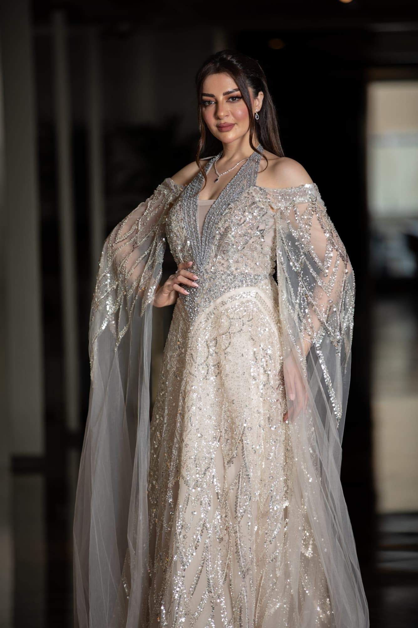 فستان سهره ملكي باكمام كيب مزخرف ومسكه رقبه