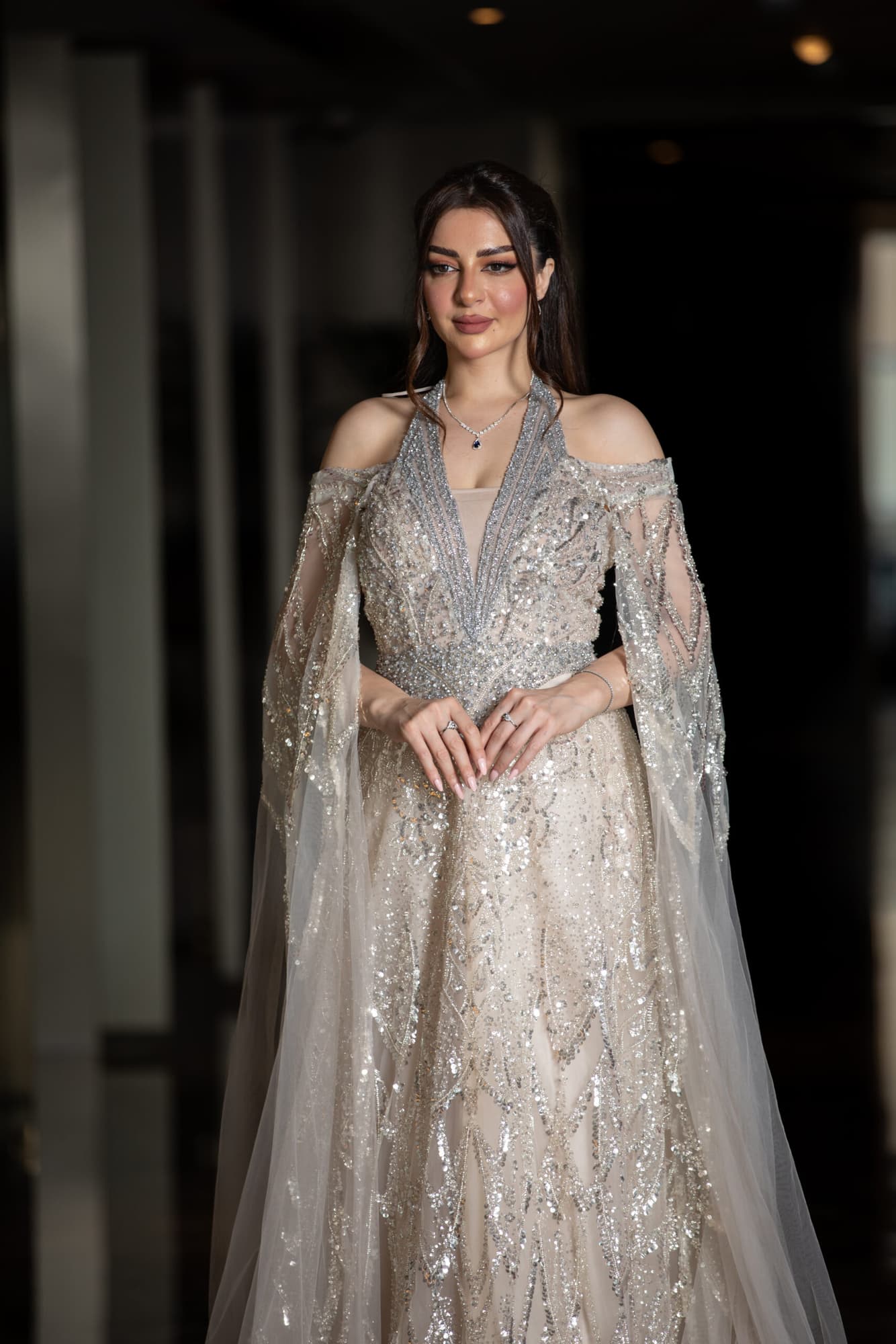 فستان سهره ملكي باكمام كيب مزخرف ومسكه رقبه