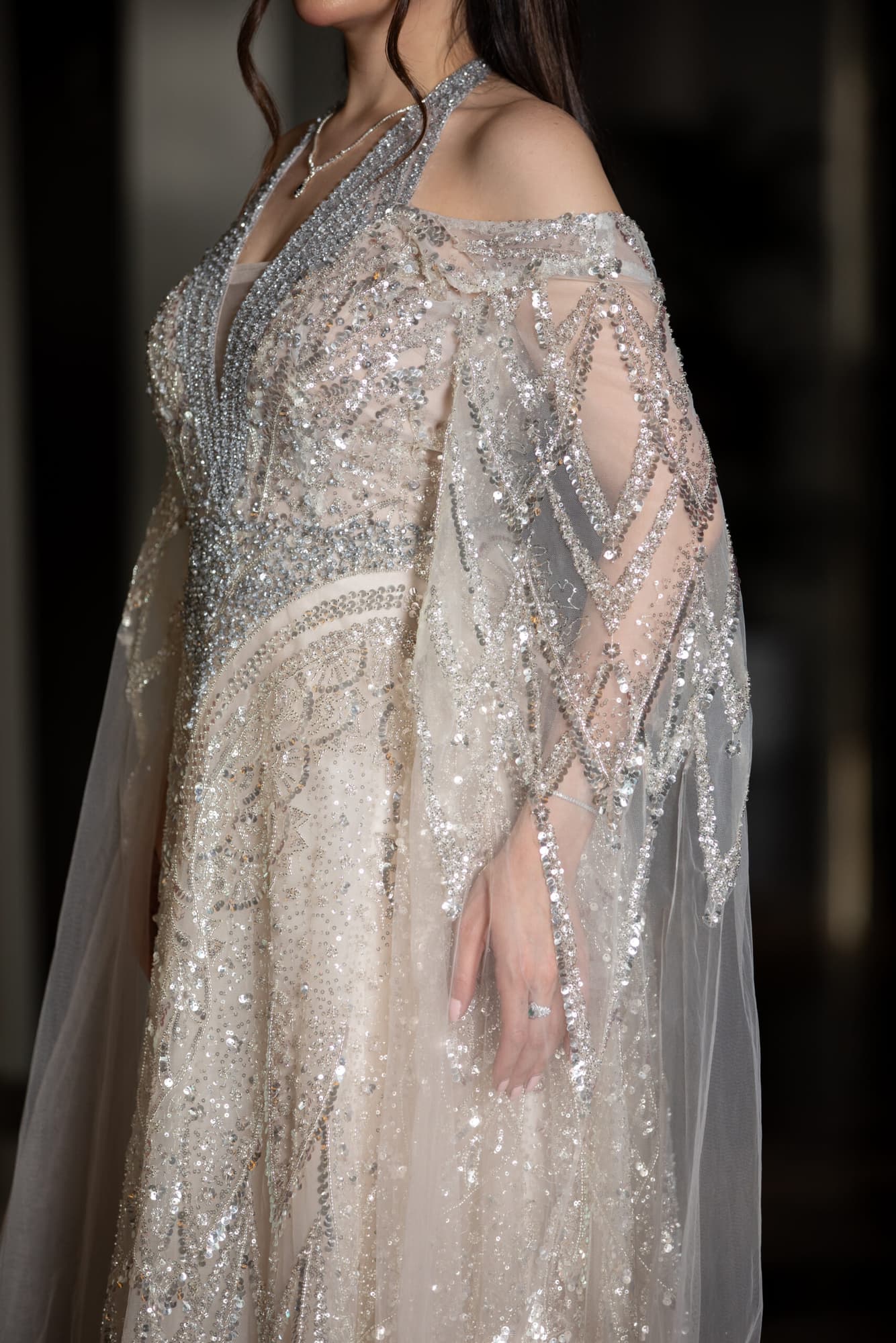 فستان سهره ملكي باكمام كيب مزخرف ومسكه رقبه