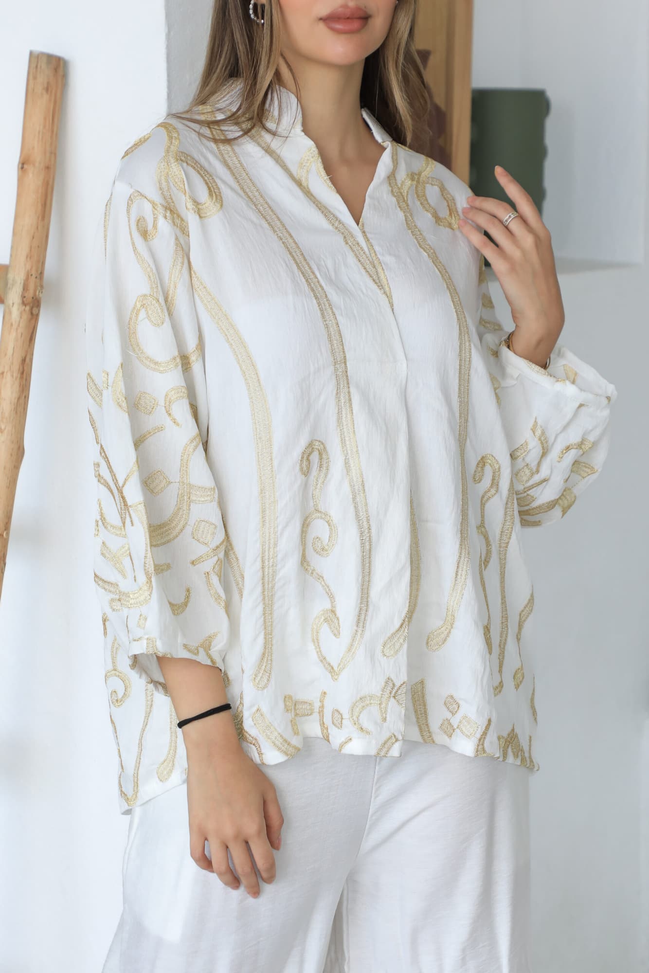 طقم بياقه عاليه مزخرفه بنقوش سكري