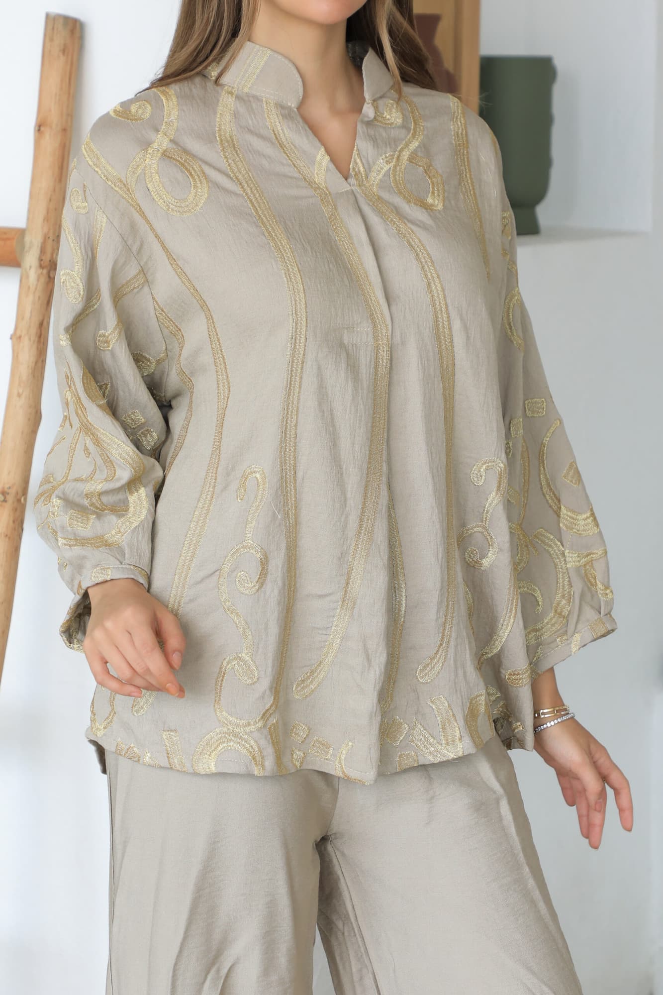 طقم بياقه عاليه مزخرفه بنقوش بيج