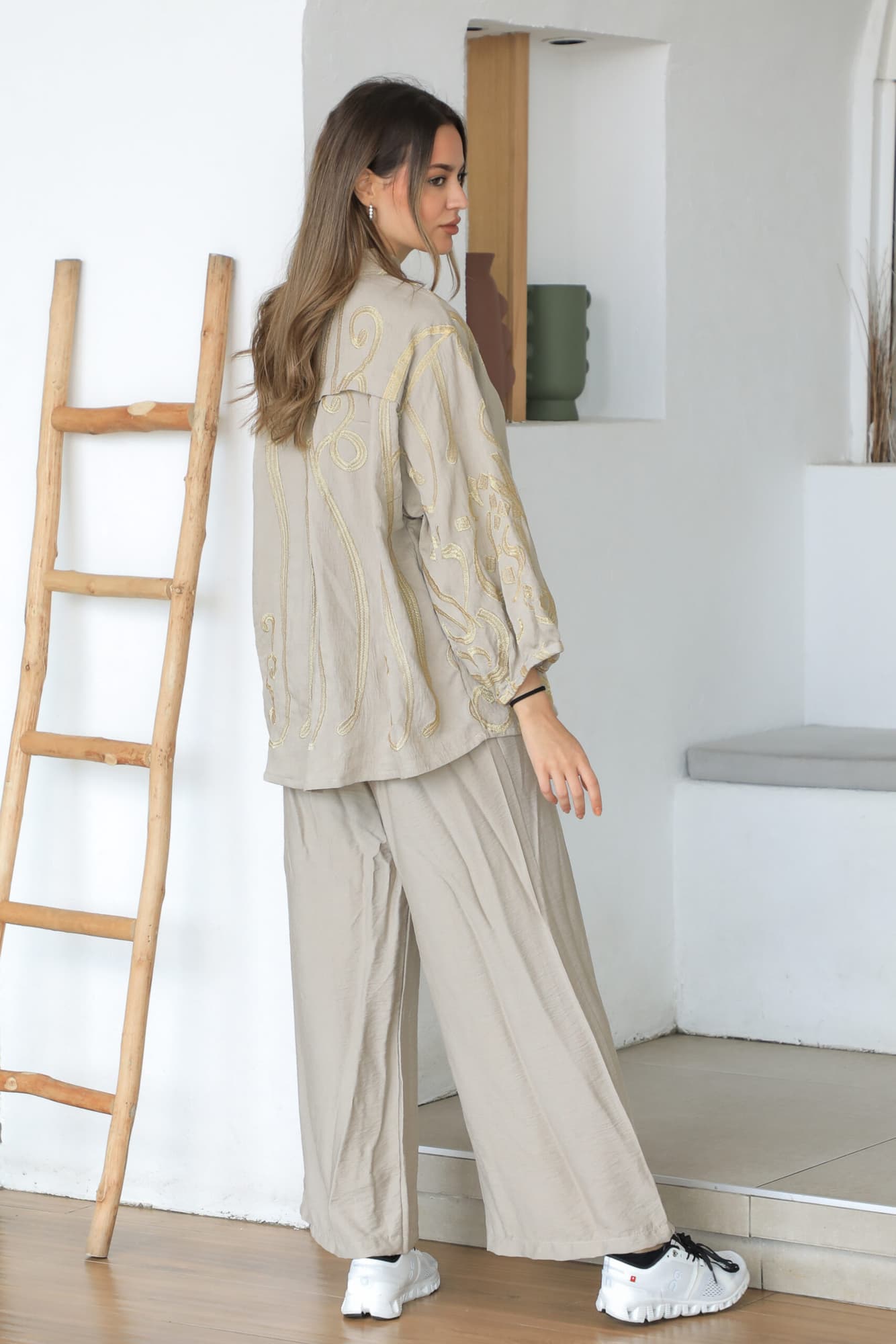 طقم بياقه عاليه مزخرفه بنقوش