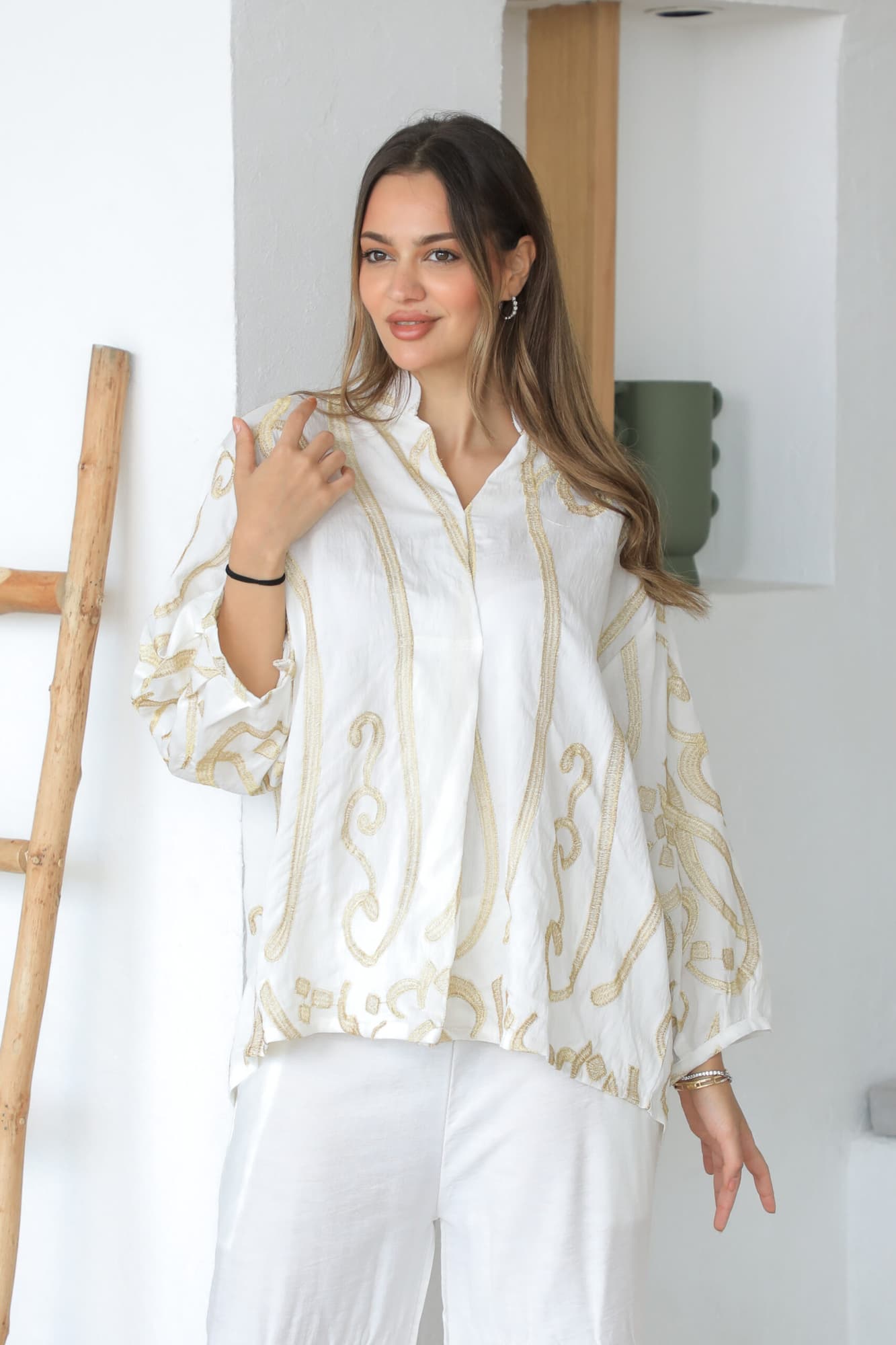 طقم بياقه عاليه مزخرفه بنقوش