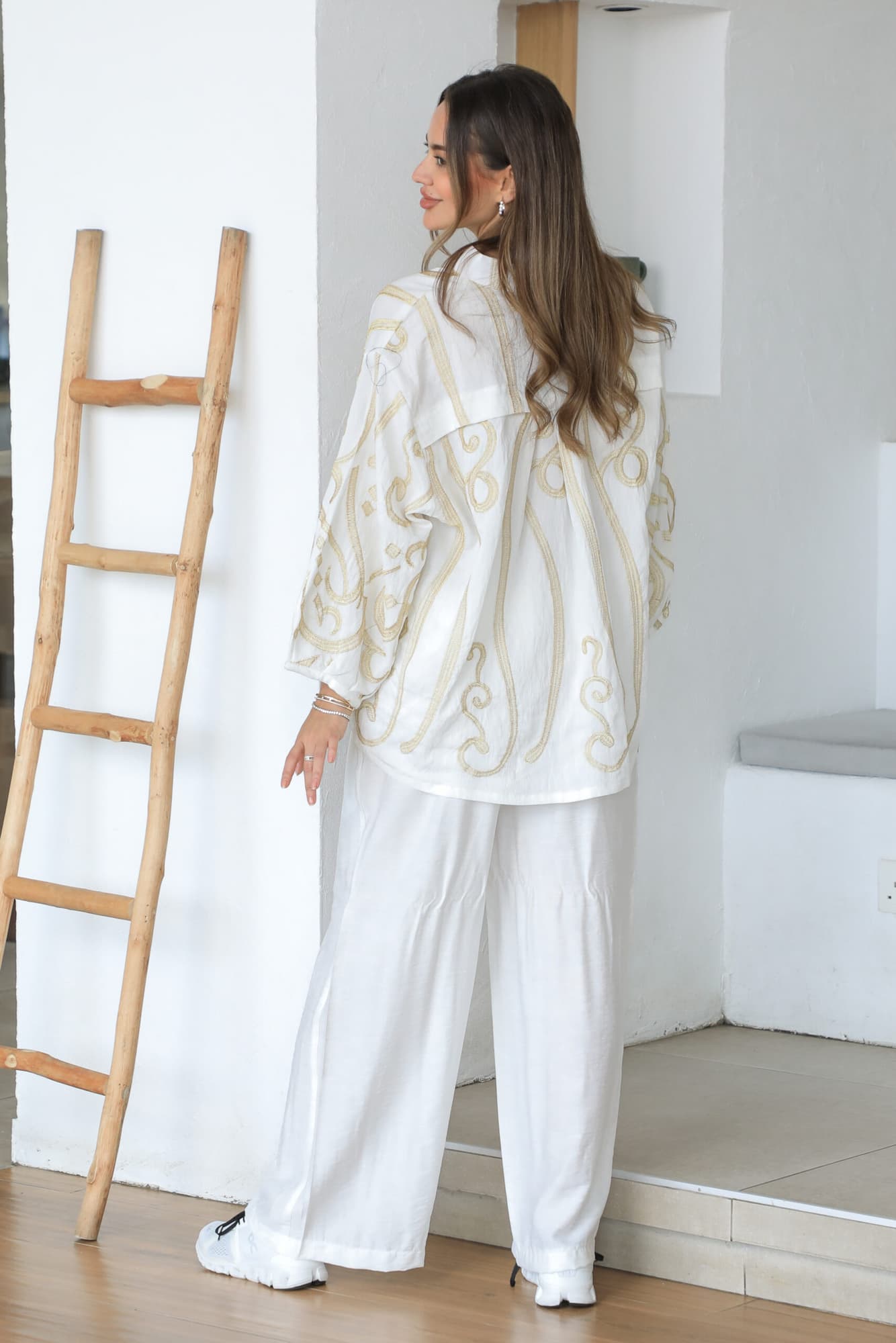 طقم بياقه عاليه مزخرفه بنقوش