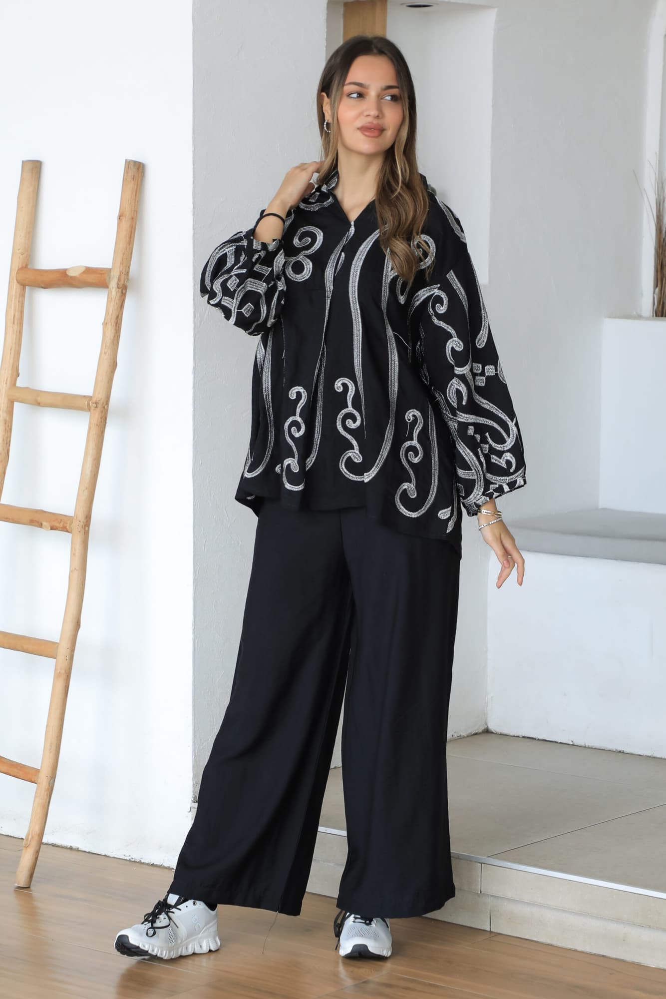 طقم بياقه عاليه مزخرفه بنقوش