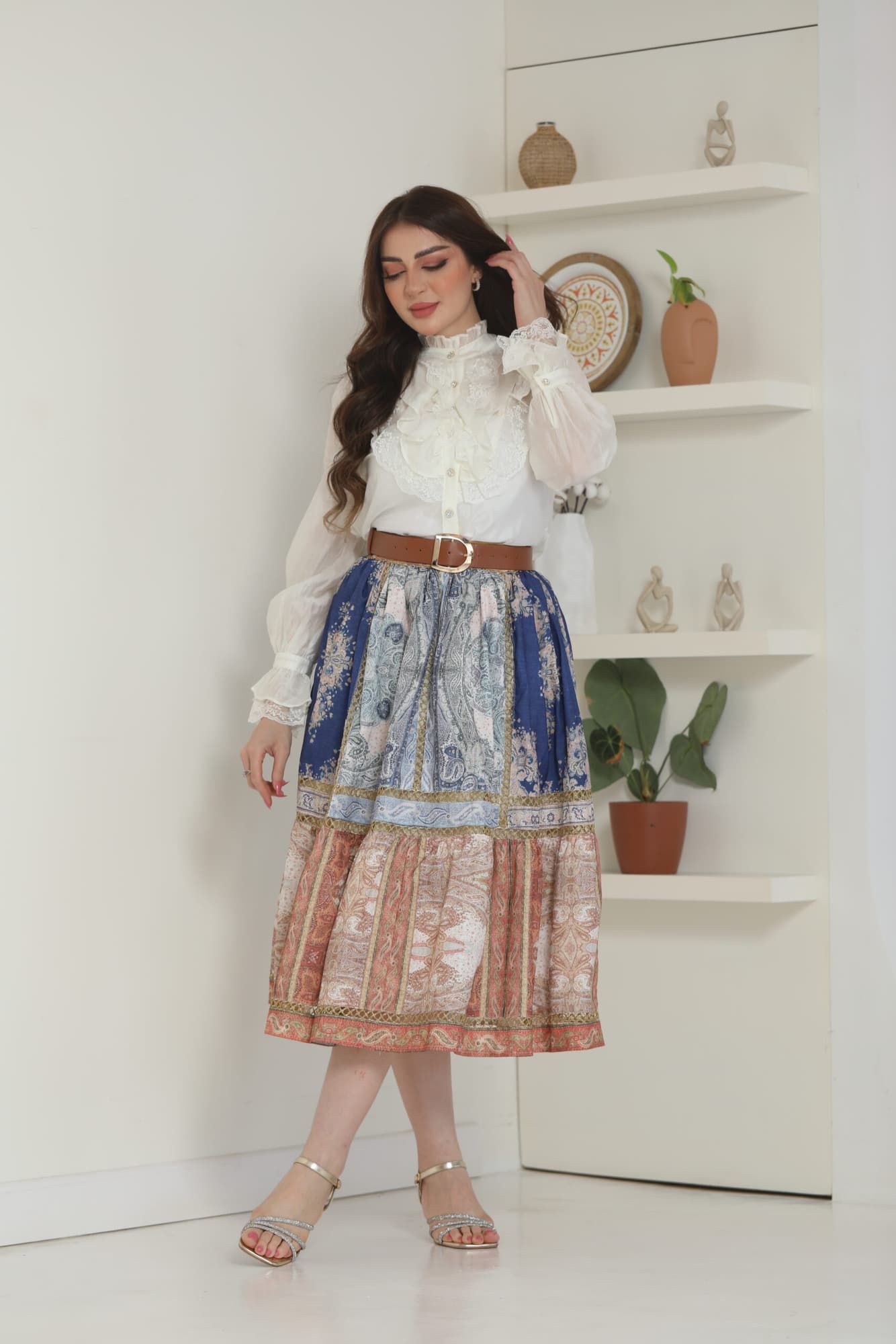 طقم تنورة وبلوزة بطبعة أنيقة