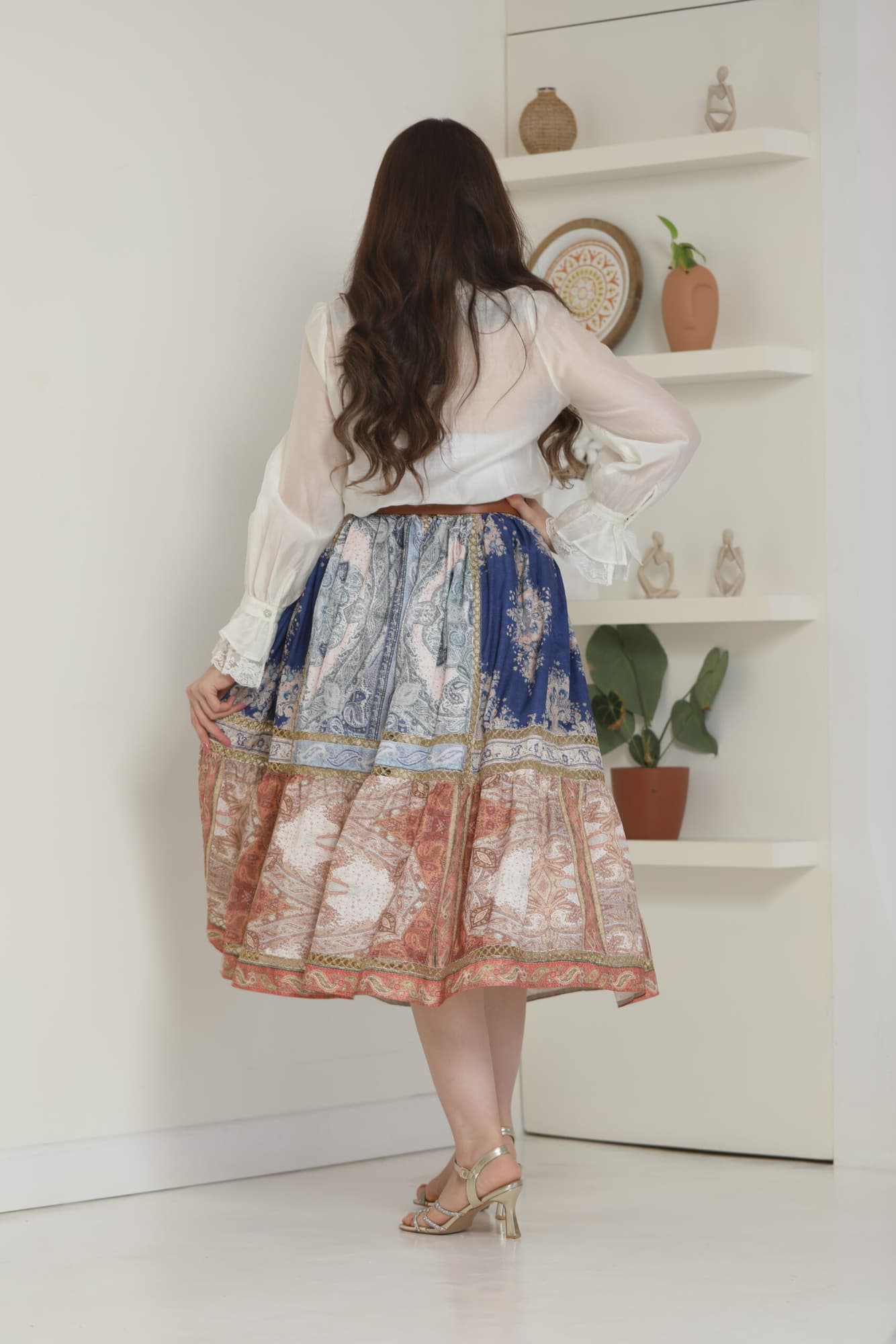 طقم تنورة وبلوزة بطبعة أنيقة