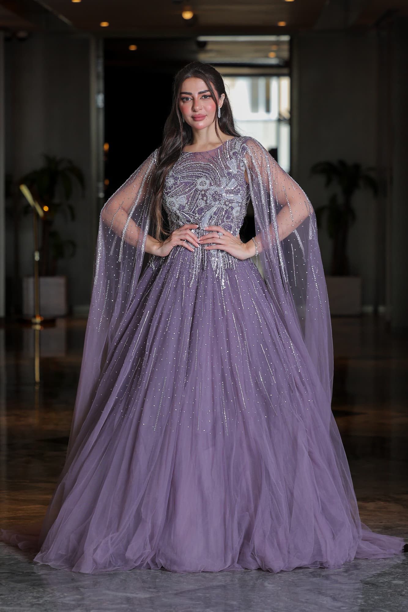 فستان سهرة مطرز بخرز وترتر على شكل ورود مصمم بأكمام كيب