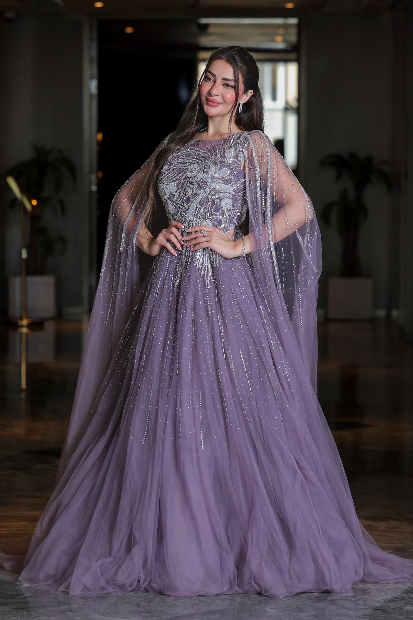 فستان سهرة مطرز بخرز وترتر على شكل ورود مصمم بأكمام كيب