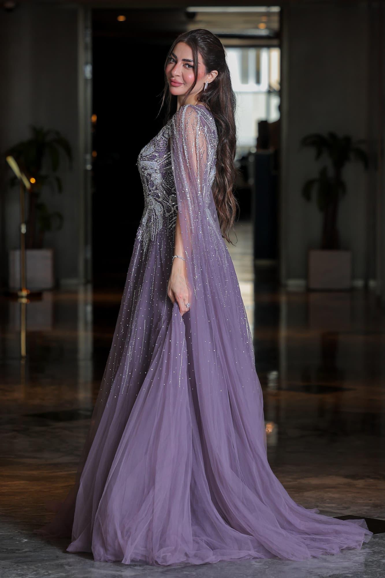 فستان سهرة مطرز بخرز وترتر على شكل ورود مصمم بأكمام كيب