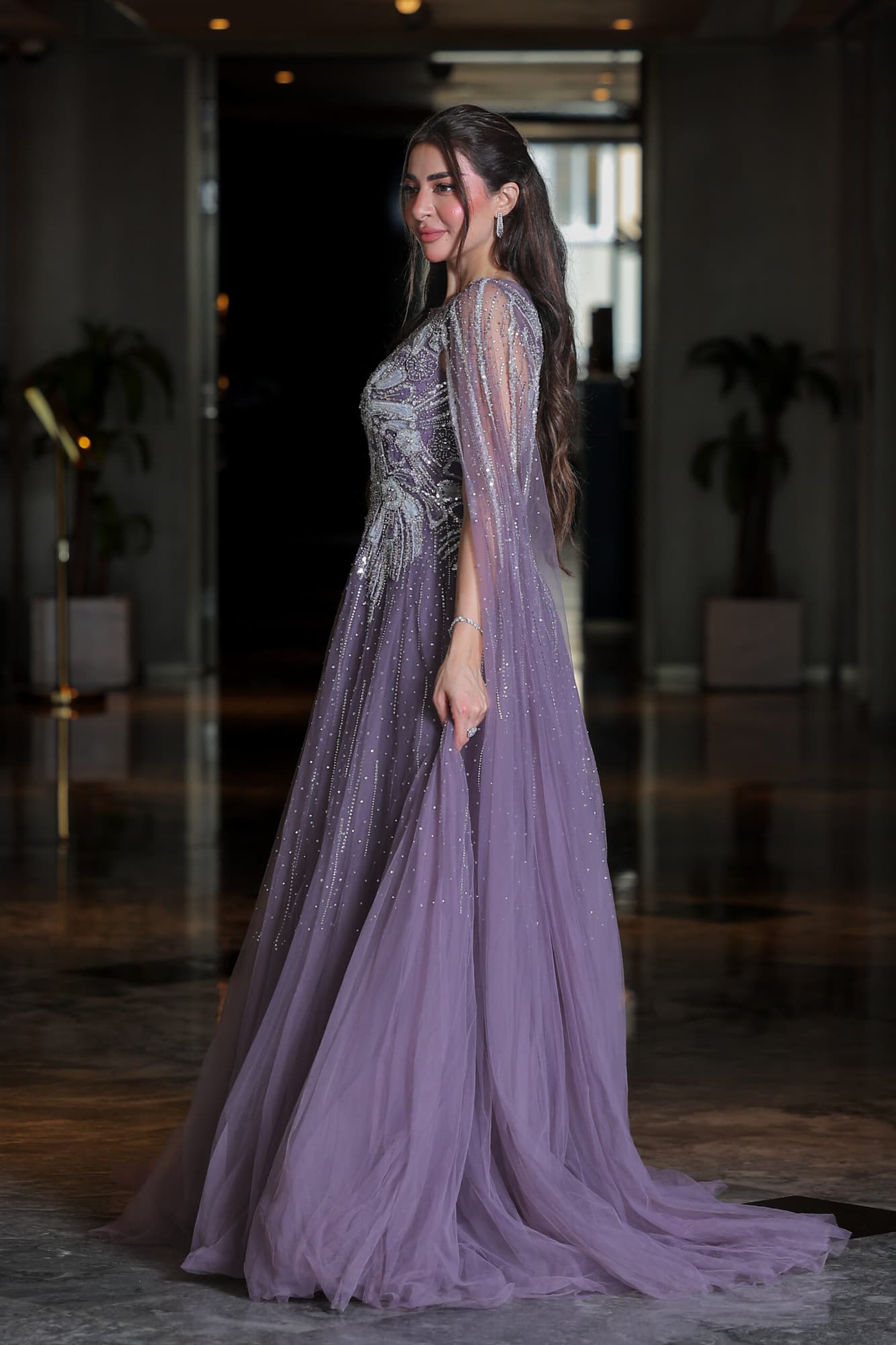 فستان سهرة مطرز بخرز وترتر على شكل ورود مصمم بأكمام كيب