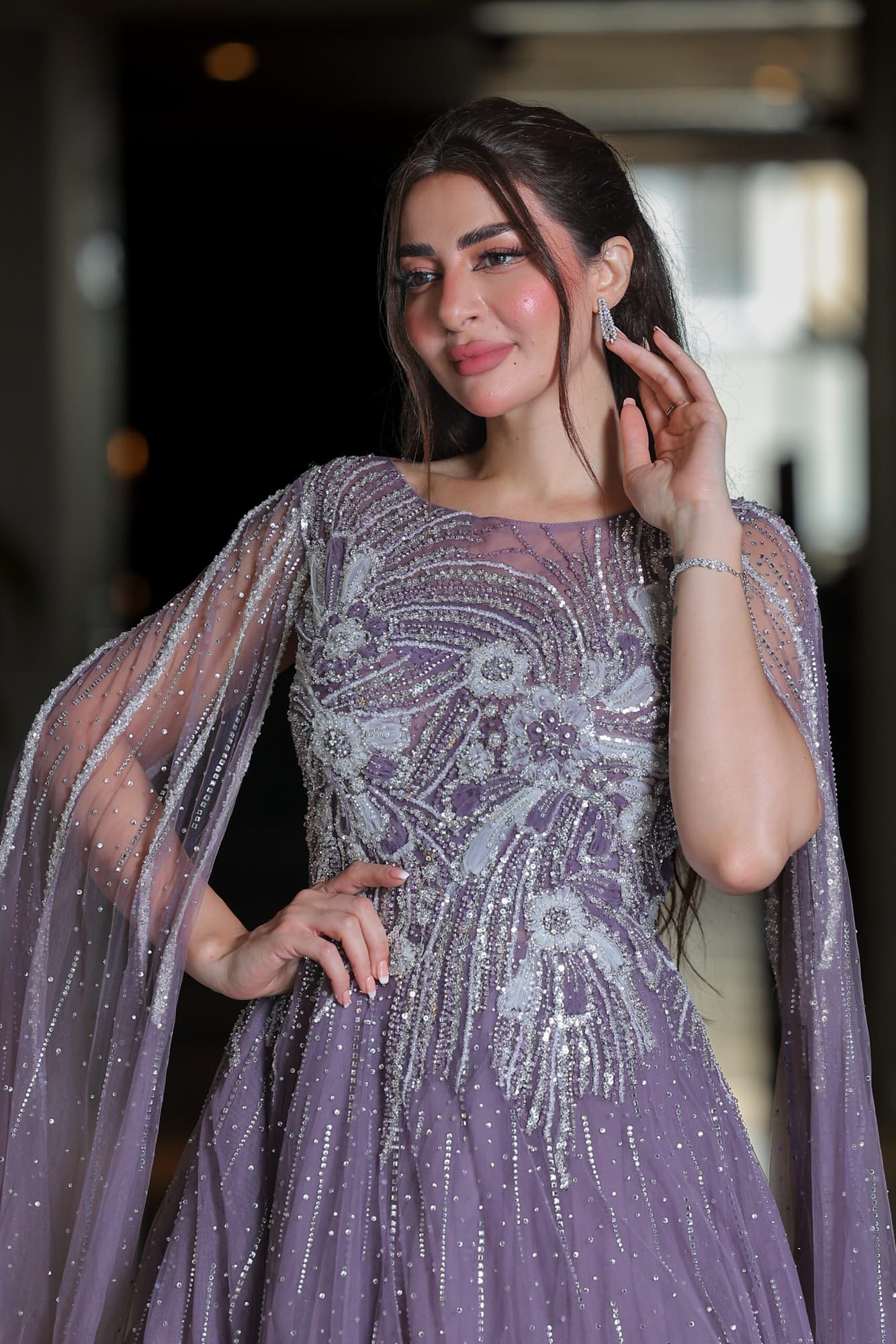 فستان سهرة مطرز بخرز وترتر على شكل ورود مصمم بأكمام كيب