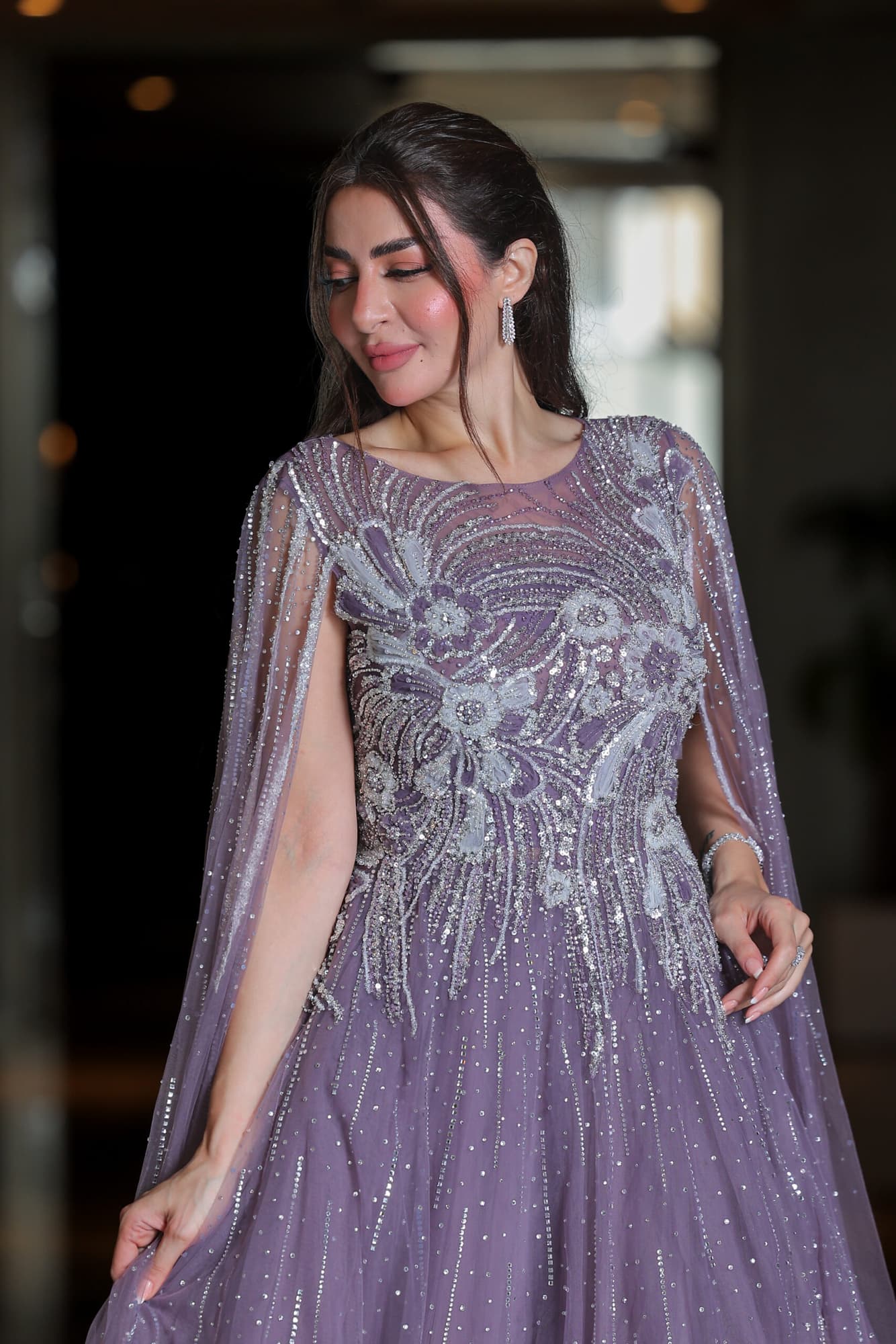 فستان سهرة مطرز بخرز وترتر على شكل ورود مصمم بأكمام كيب