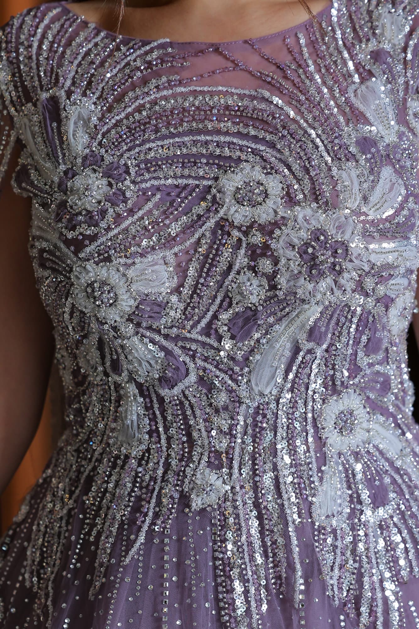 فستان سهرة مطرز بخرز وترتر على شكل ورود مصمم بأكمام كيب