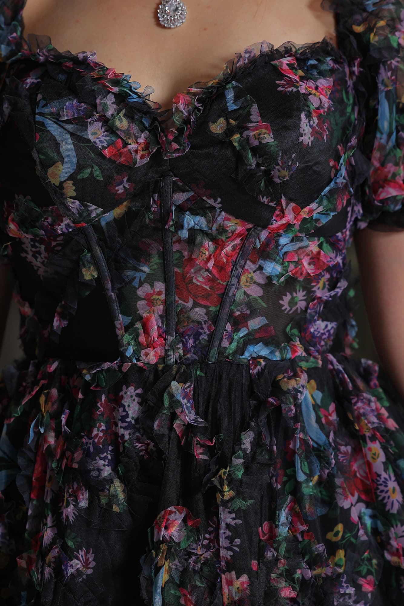 فستان سهرة ناعم مورد بتصميم أكمام الجرس