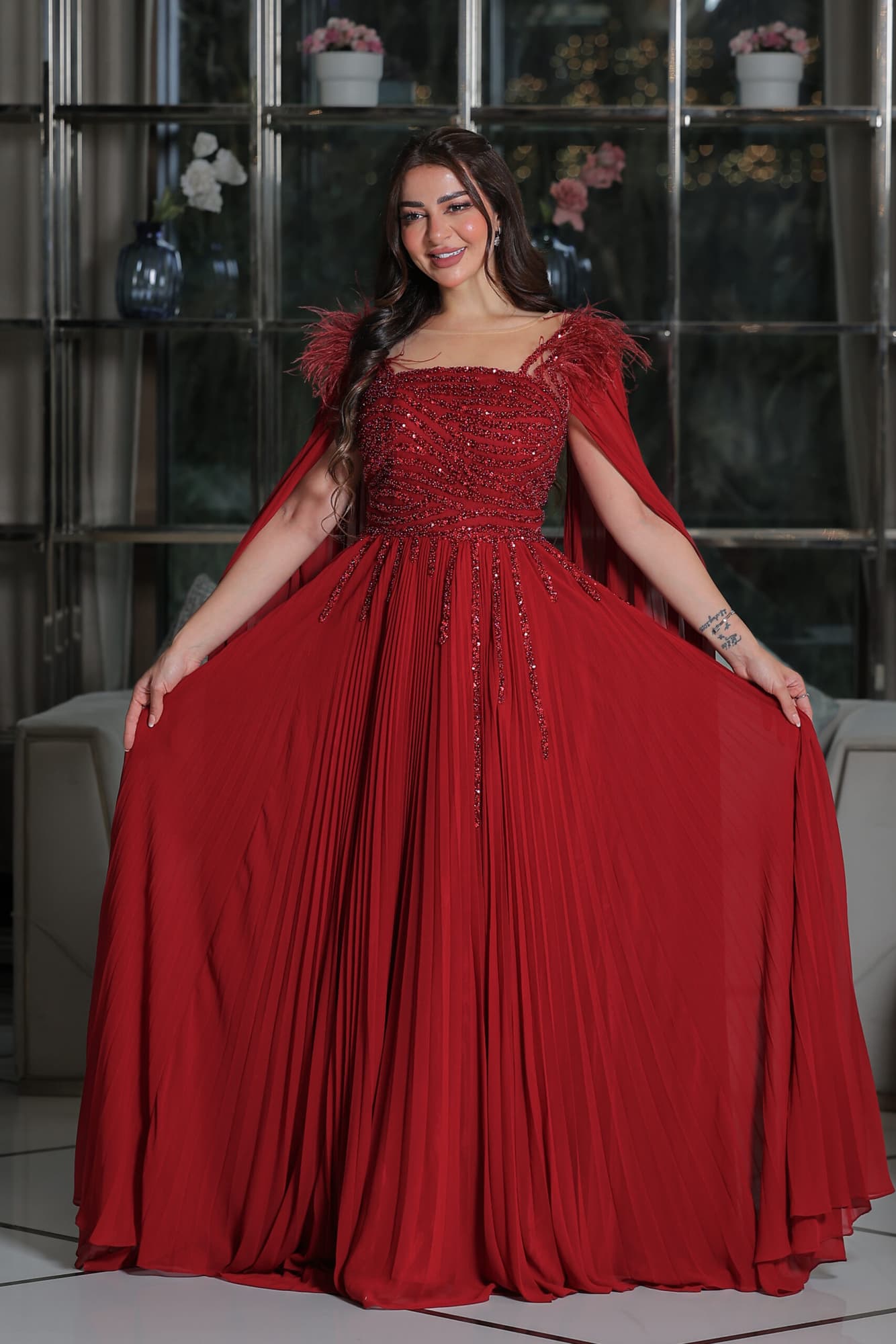 فستان سهرة أنيق بكسر ناعمة مطرز بخرز ناعم وأكمام كيب مزينة بريش