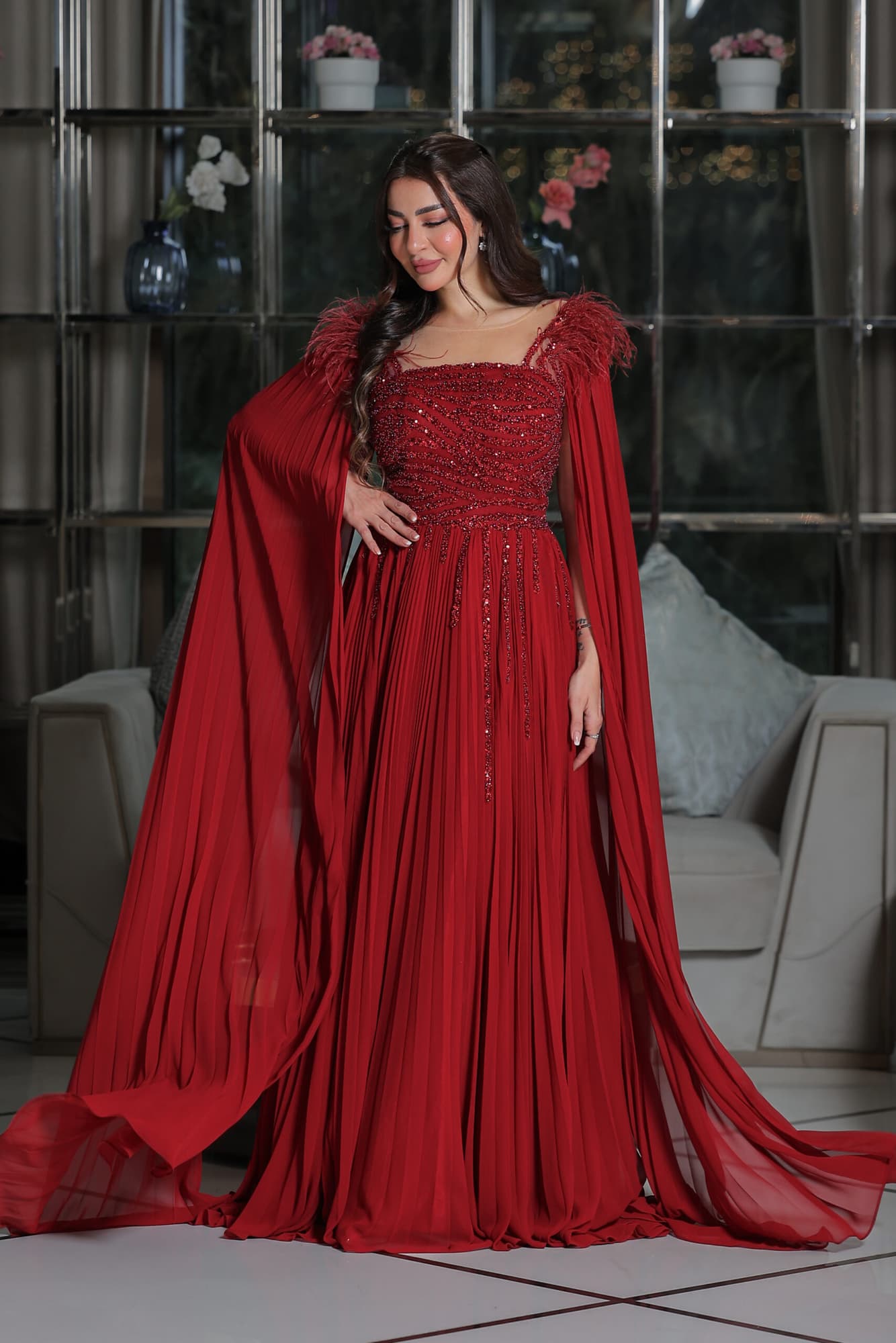 فستان سهرة أنيق بكسر ناعمة مطرز بخرز ناعم وأكمام كيب مزينة بريش