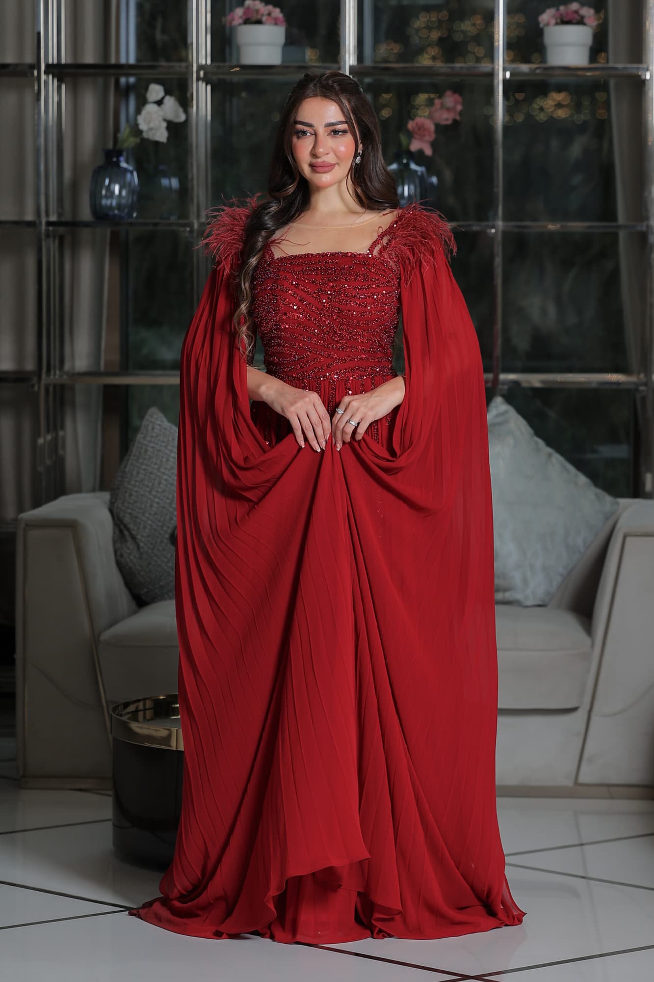 فستان سهرة أنيق بكسر ناعمة مطرز بخرز ناعم وأكمام كيب مزينة بريش