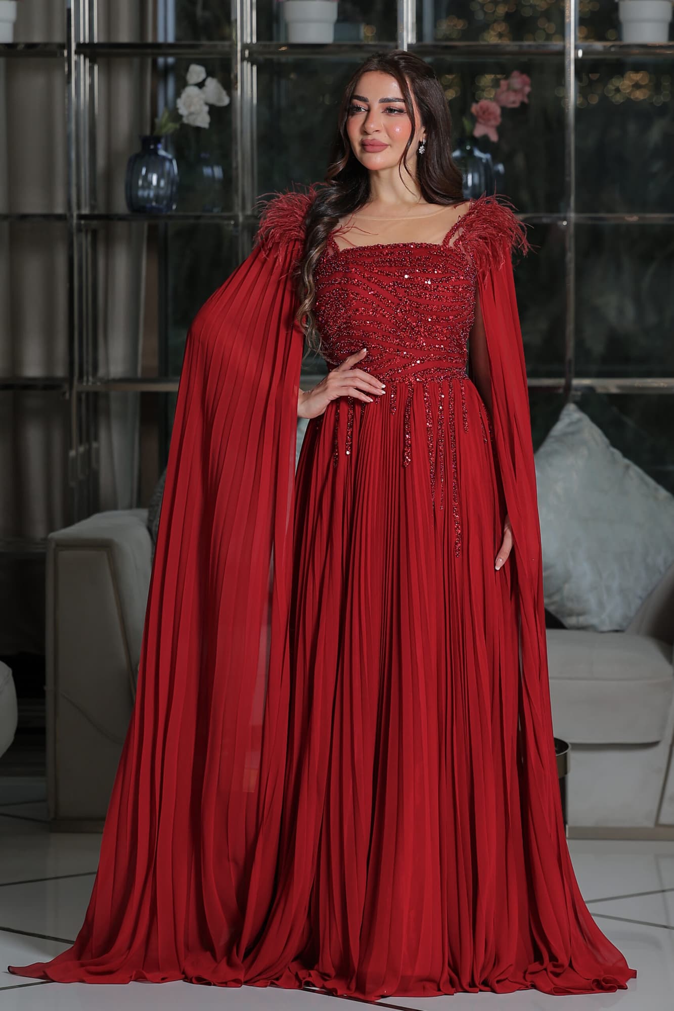 فستان سهرة أنيق بكسر ناعمة مطرز بخرز ناعم وأكمام كيب مزينة بريش