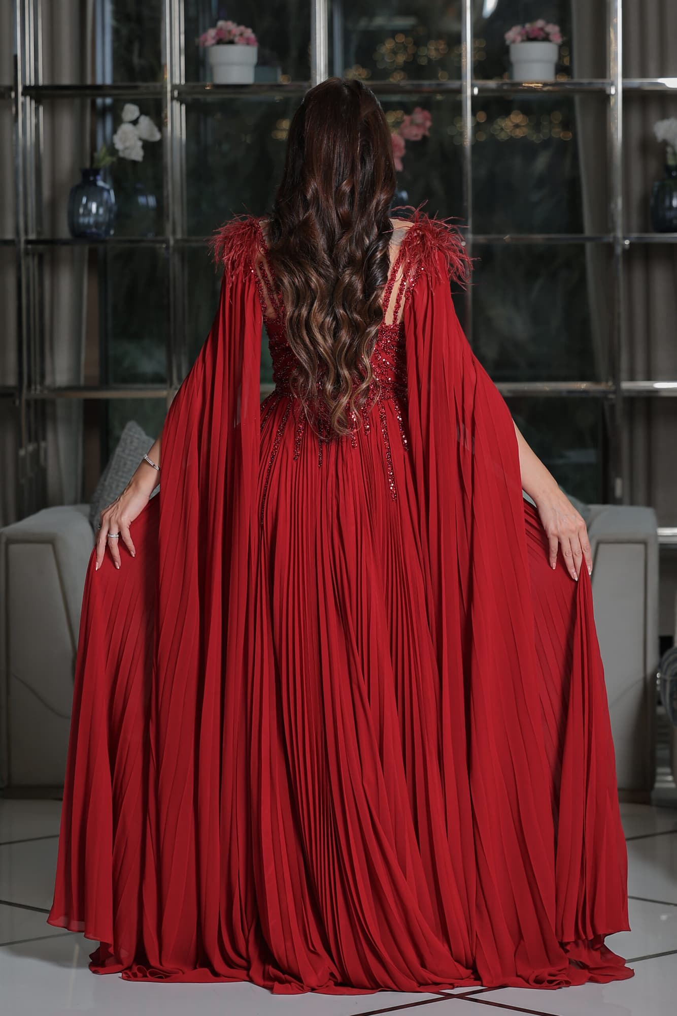 فستان سهرة أنيق بكسر ناعمة مطرز بخرز ناعم وأكمام كيب مزينة بريش